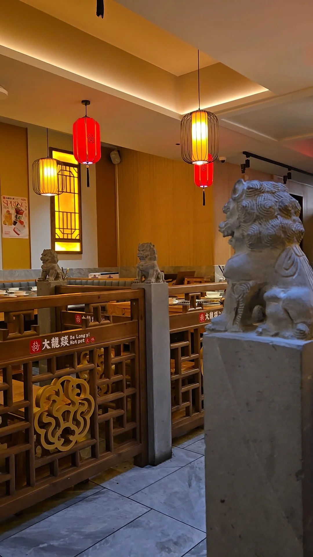Benches and chinese dragons sculpted inside of Da Long Yi