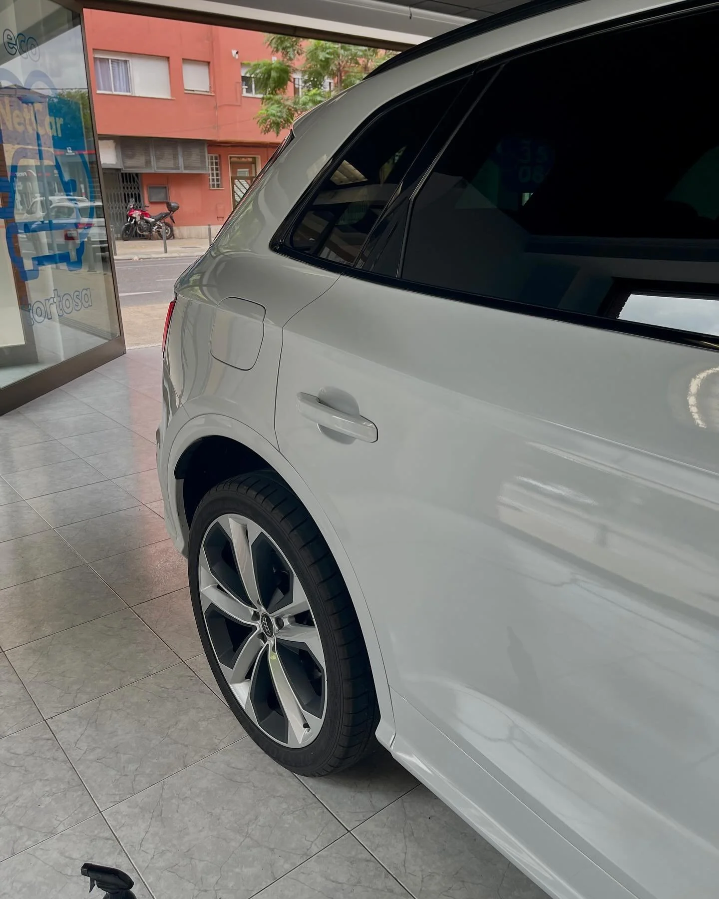 🚗✨ Dona-li una nova vida al teu cotxe amb la nostra neteja completa! Vine a Eco NetCar i gaudeix d&rsquo;un acabat impecable!