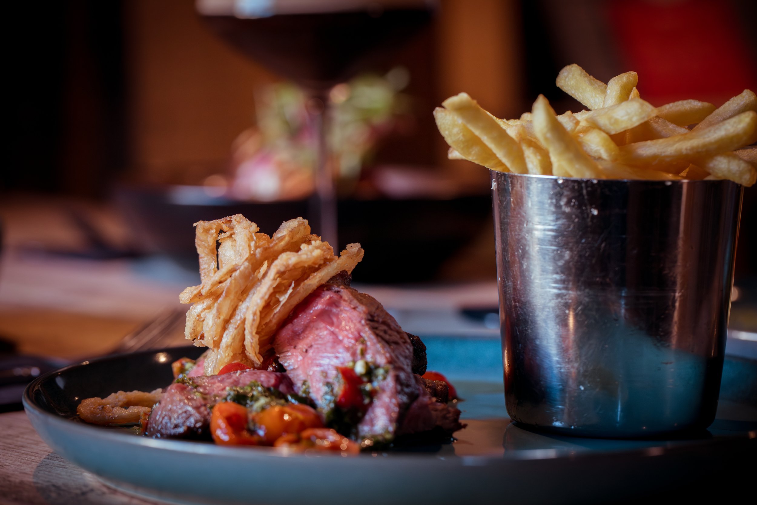 FLATON IRON STEAK & FRITES
Served medium rare with chimichurri or peppercorn. Steakhouse quality without the fuss. Staff Pick. (gf)
Good with a side of Signature Rings. 