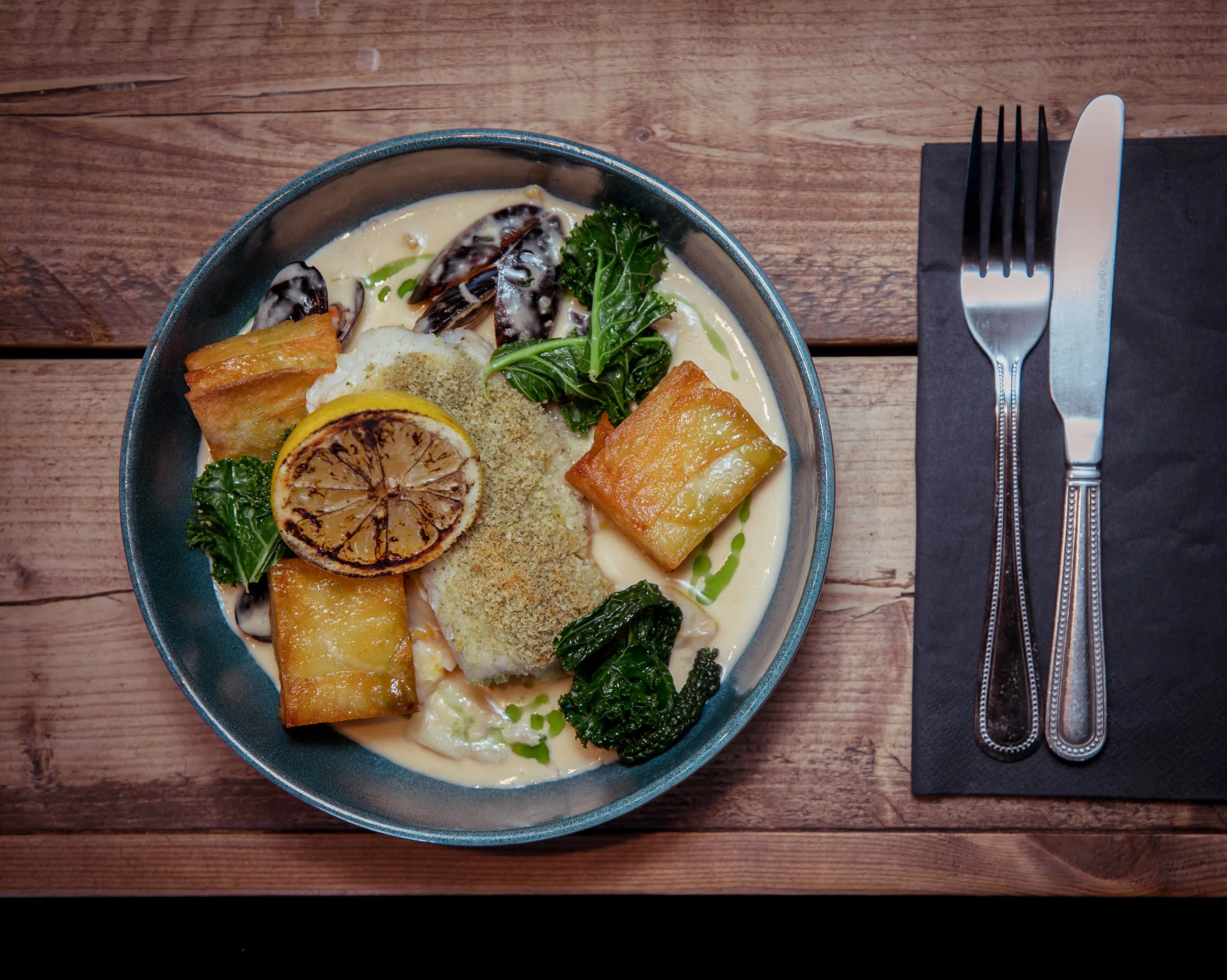 FIRESIDE CHOWDER
Smoked haddock, cod & mussels in a creamy chowder topped with crisp potatoes. Feels like your favourite jumper in a bowl. Fresh bread. (