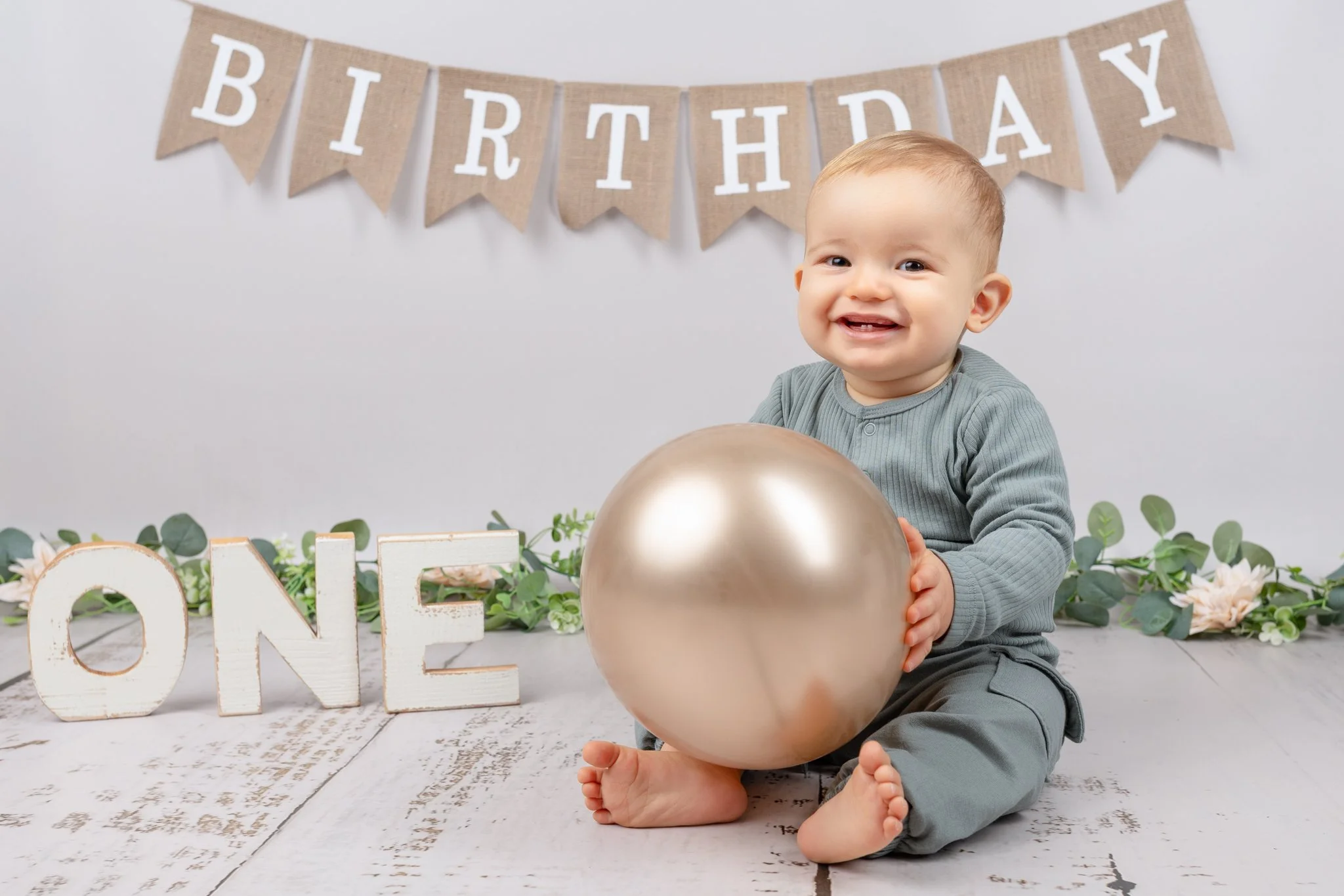 Séance photo anniversaire Yvelines - décor naturel, petit garçon avec ballon