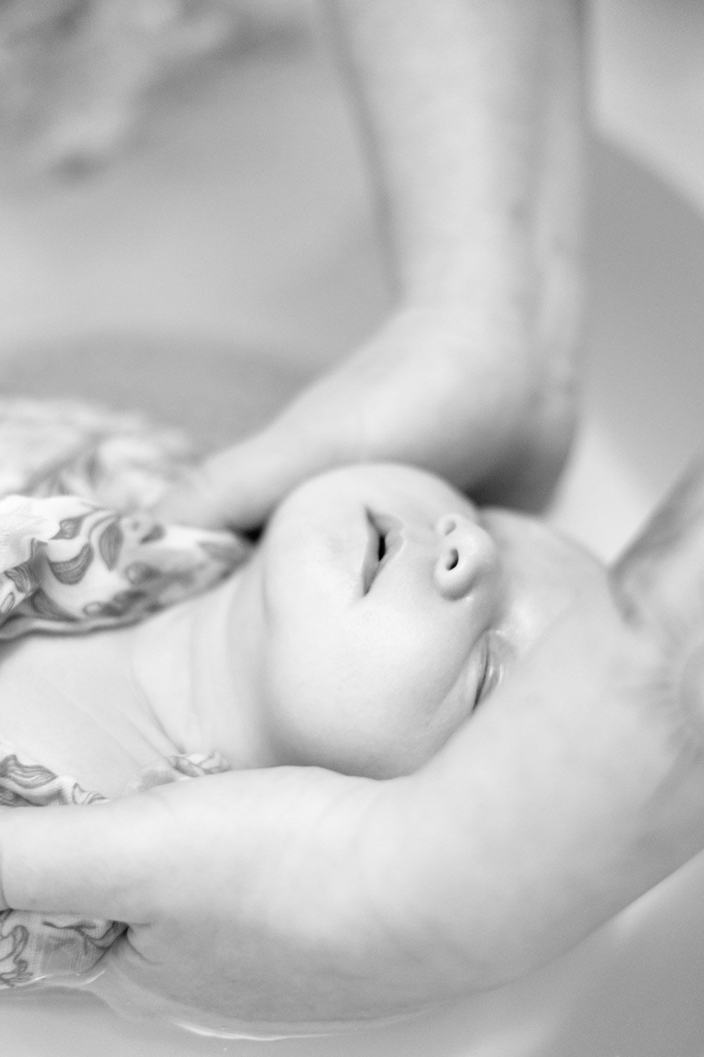 bébé totalement détendu bain sensoriel