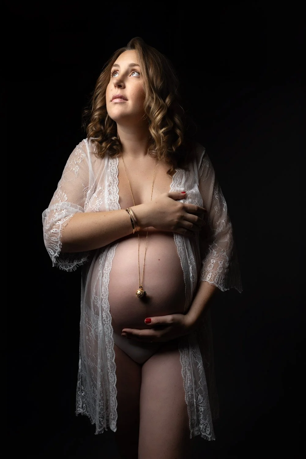 Séance photo grossesse Yvelines - future maman en clair obscur, kimono dentelle blanche et bola