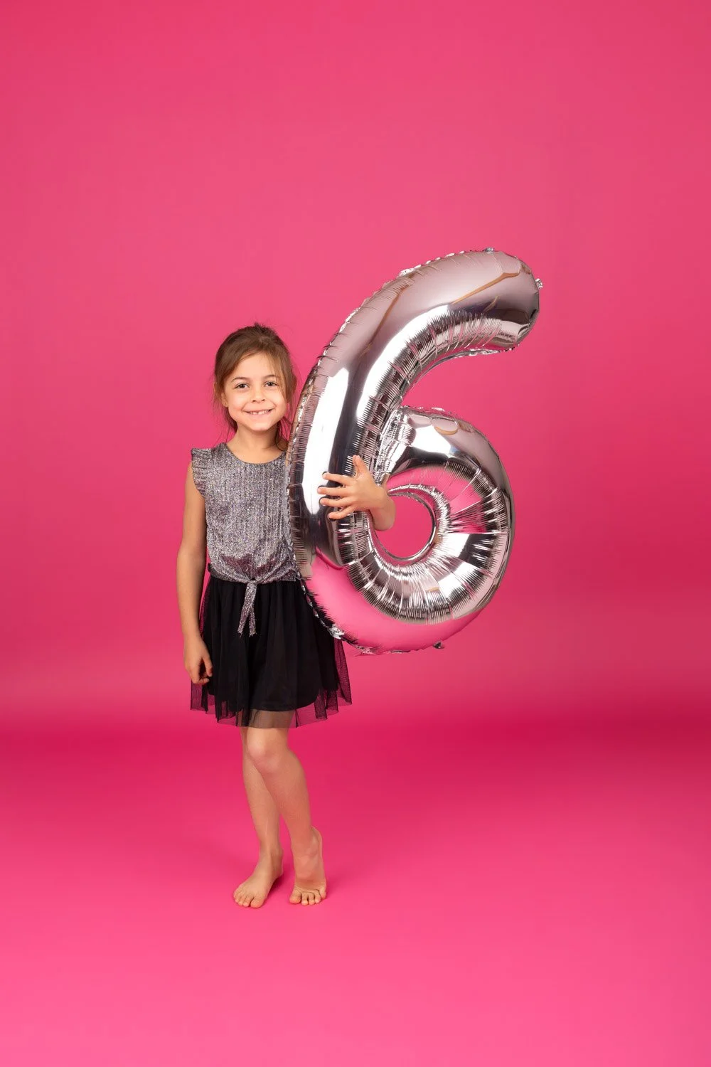 Petite fille de 6 ans avec son ballon helium pour son anniversaire