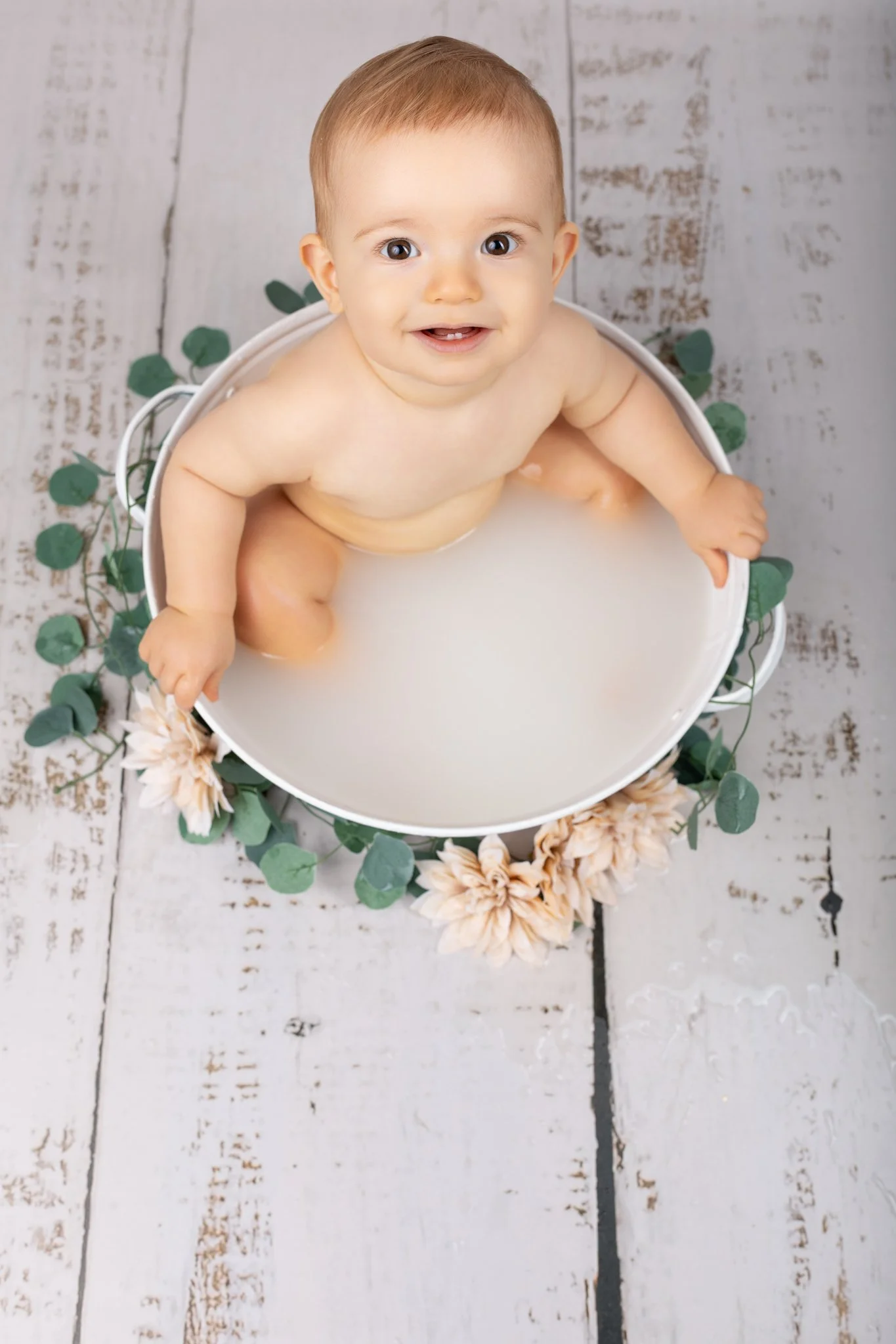 Séance photo bain de lait Yvelines - enfant dans un bain de lait vue de haut