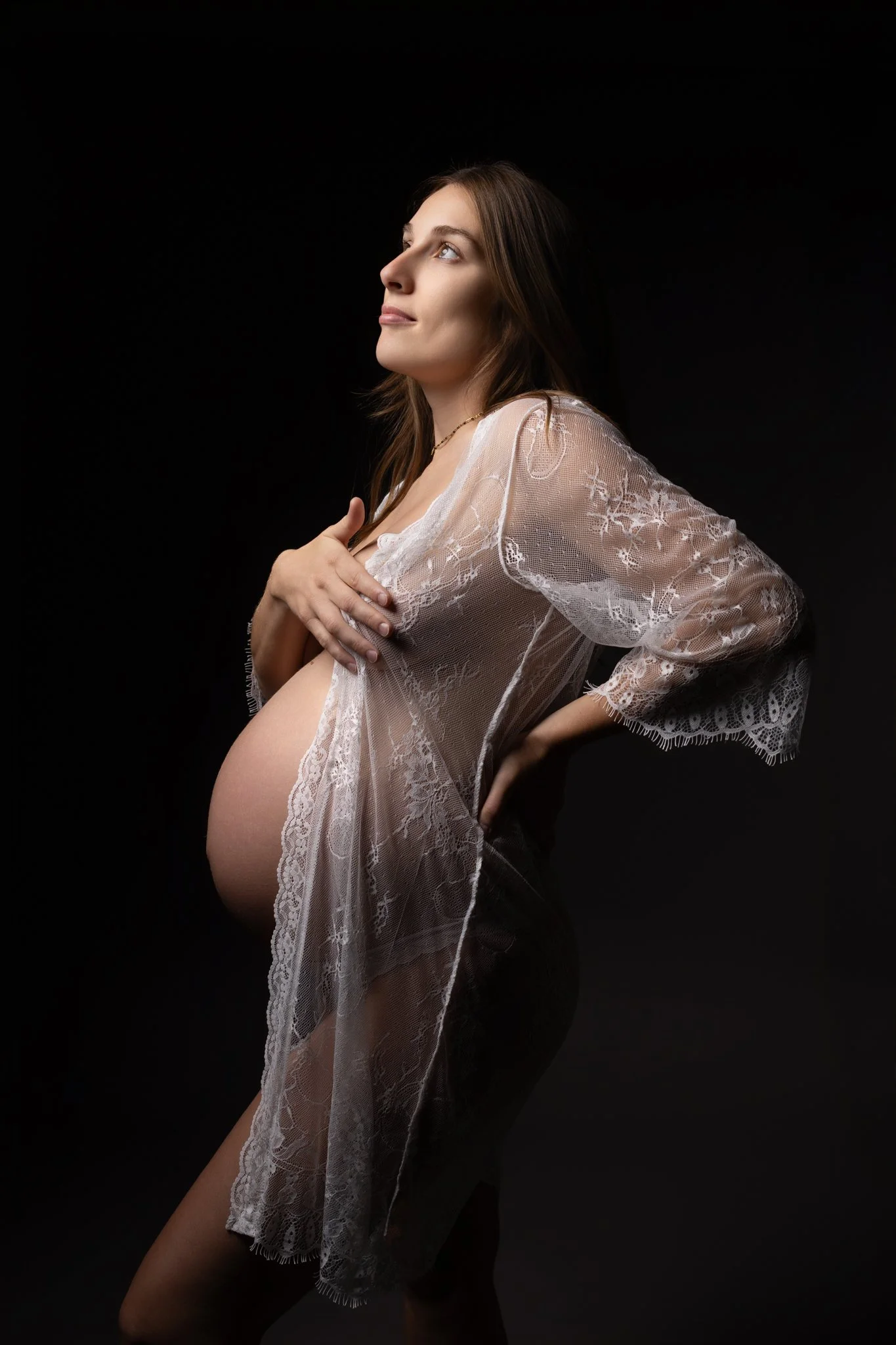 Séance photo grossesse Yvelines - future maman avec kimono blanc dentelle, clair obscur