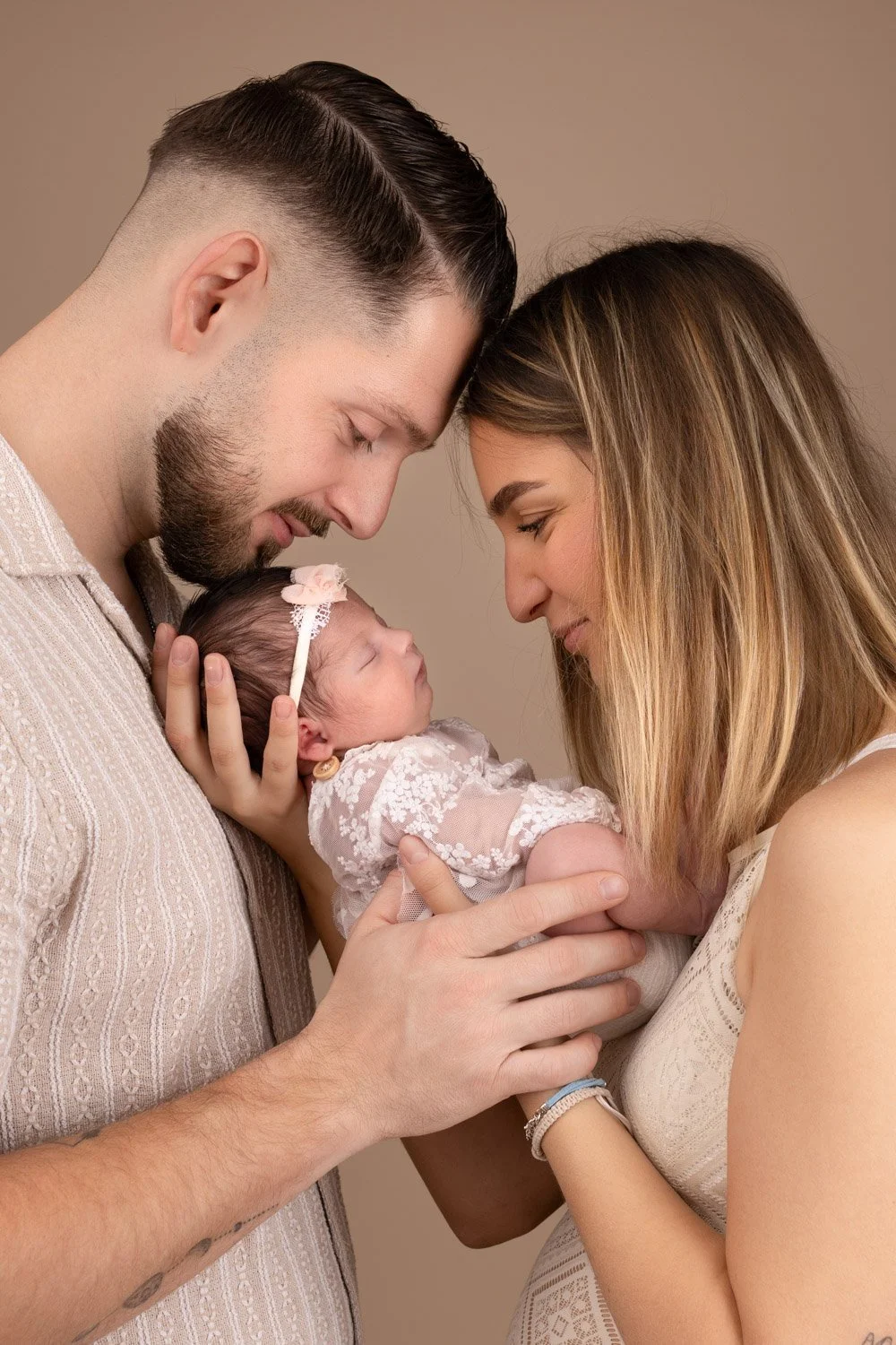 Séance photo naissance Yvelines - bébé entre ses parents, sous leur regard 