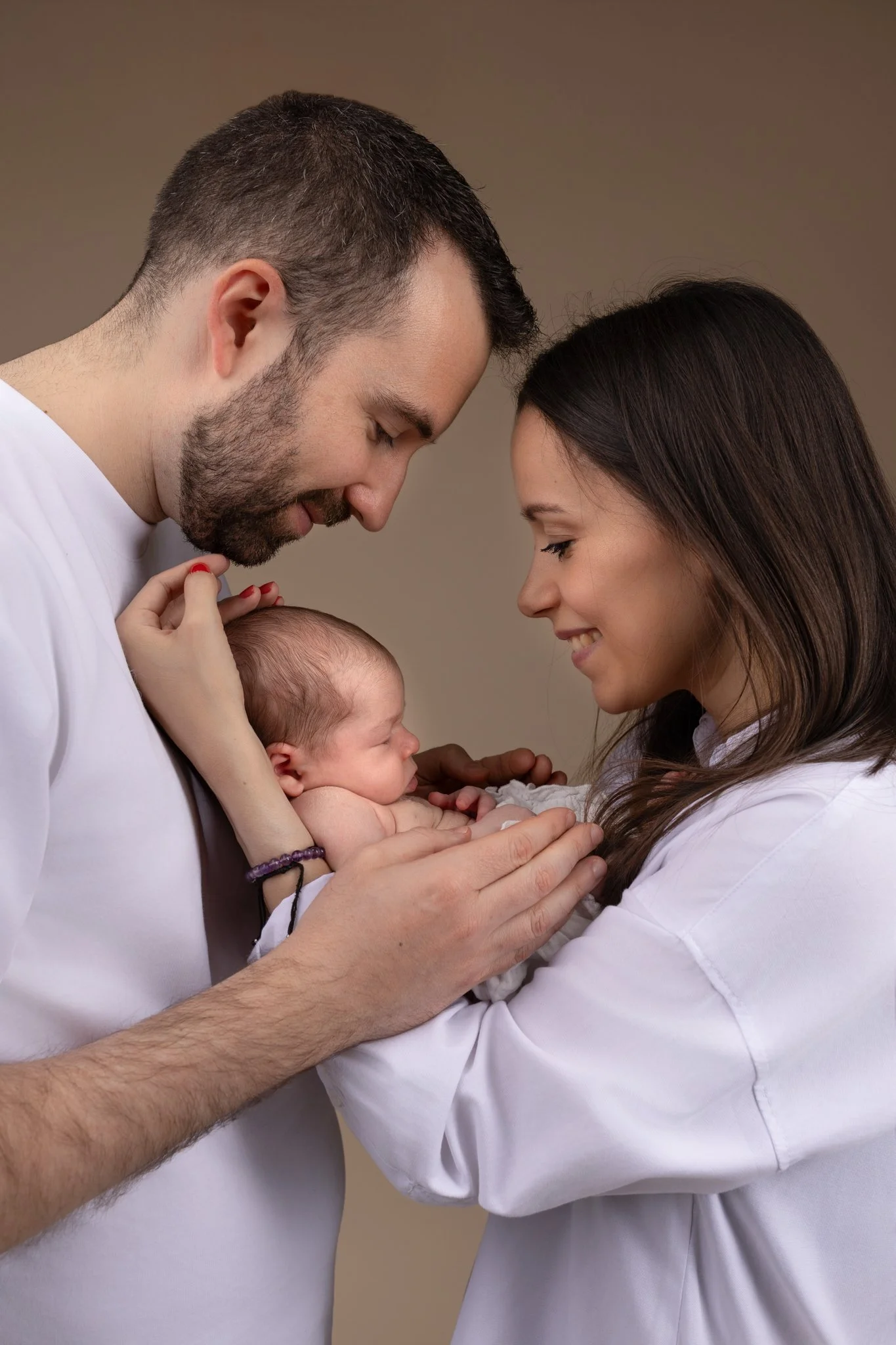 Séance photo naissance Yvelines - bébé dans les bras des parents endormi