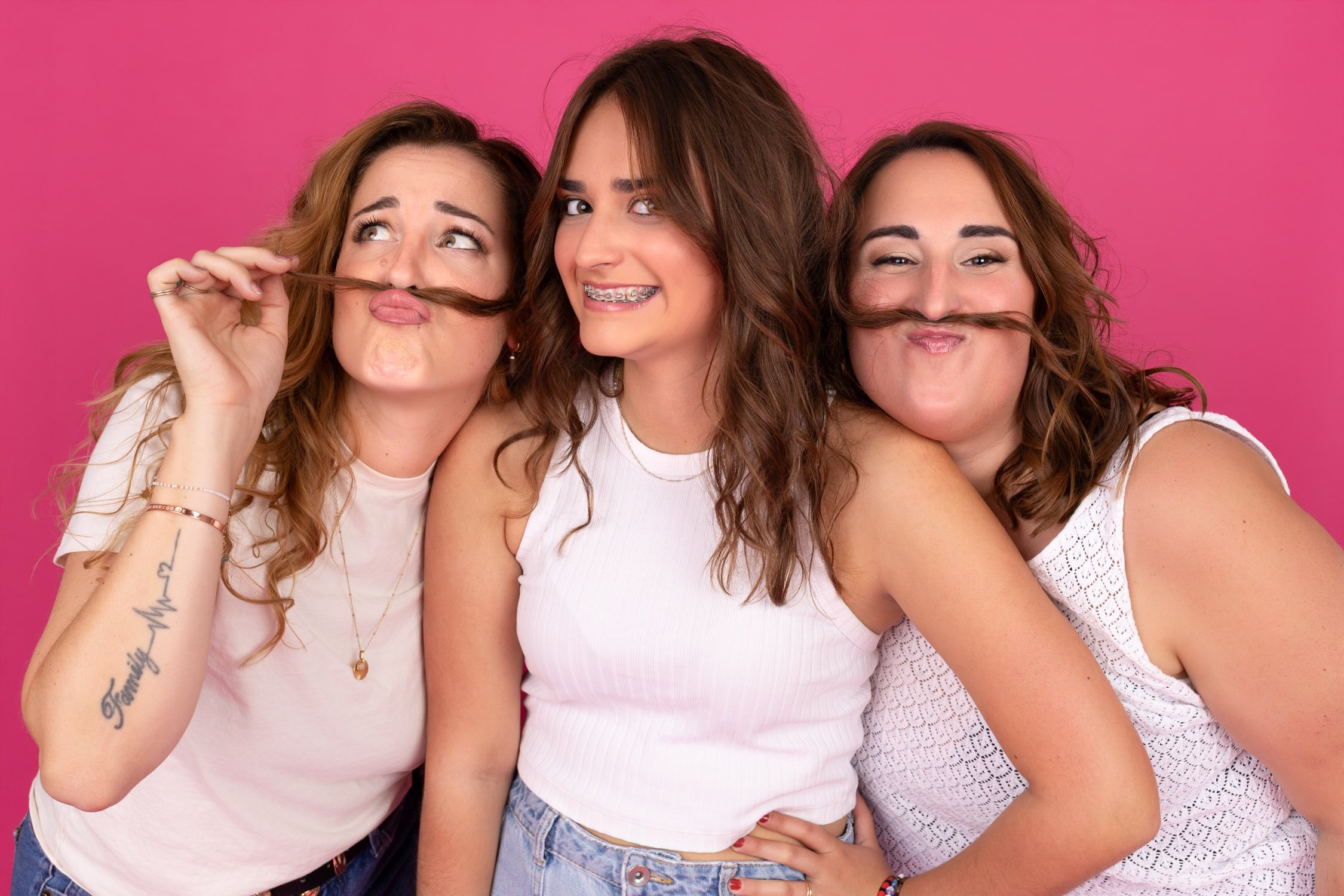 3 filles fun sur fond rose éclatant