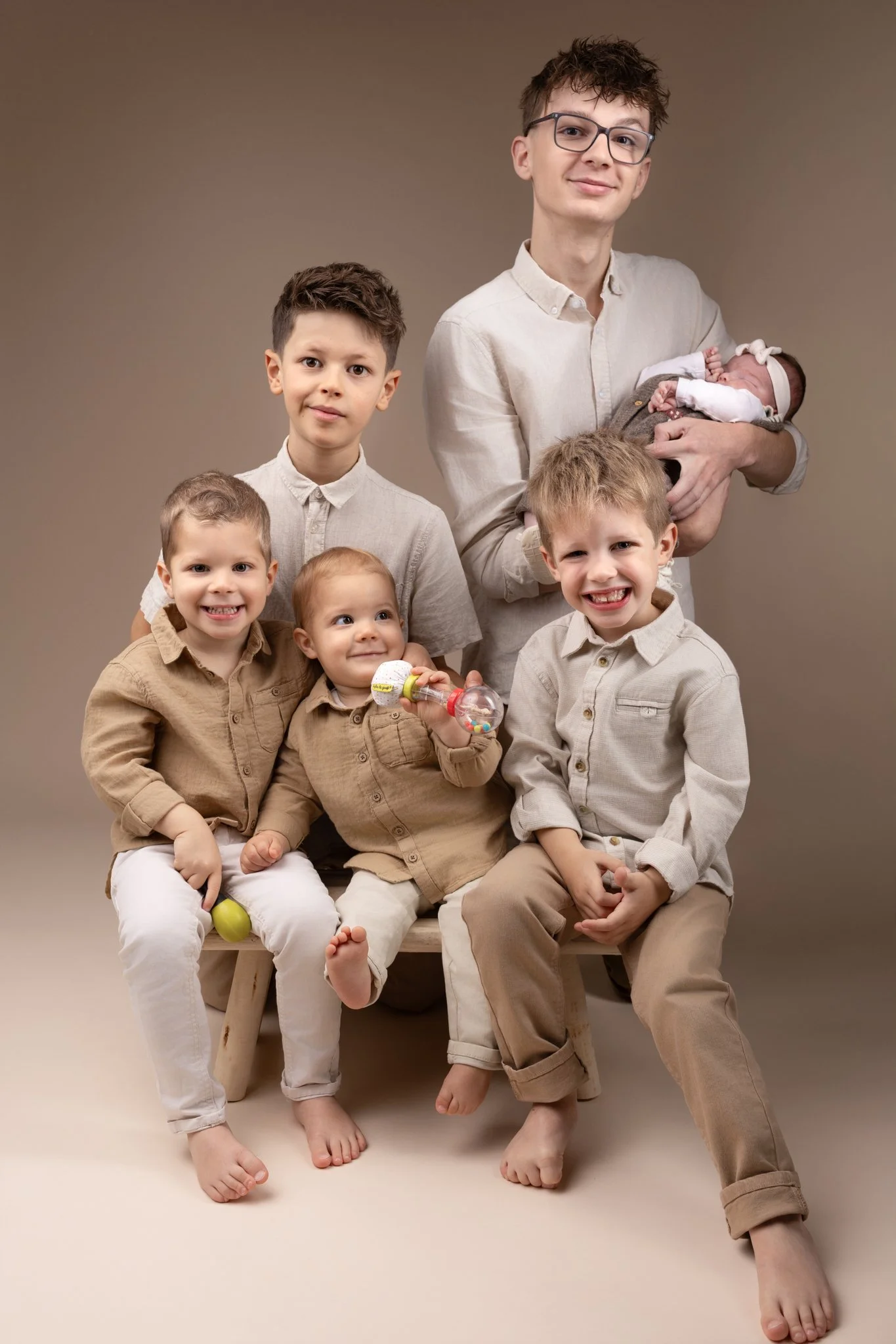 Séance photo famille Yvelines – famille, entre cousin, fond beige, tenues assortis 