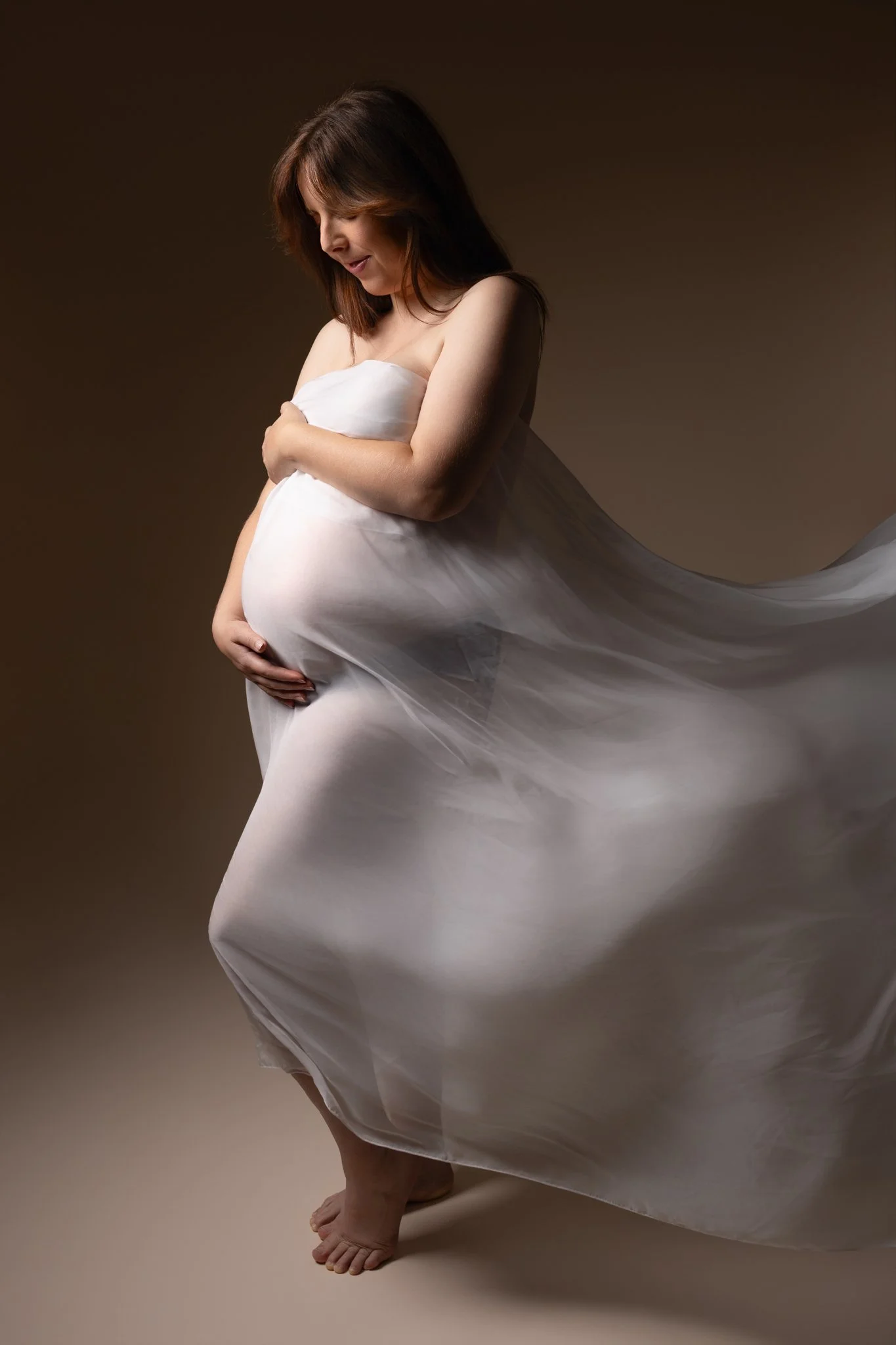 Séance photo grossesse Yvelines - future maman avec voile blanc volant