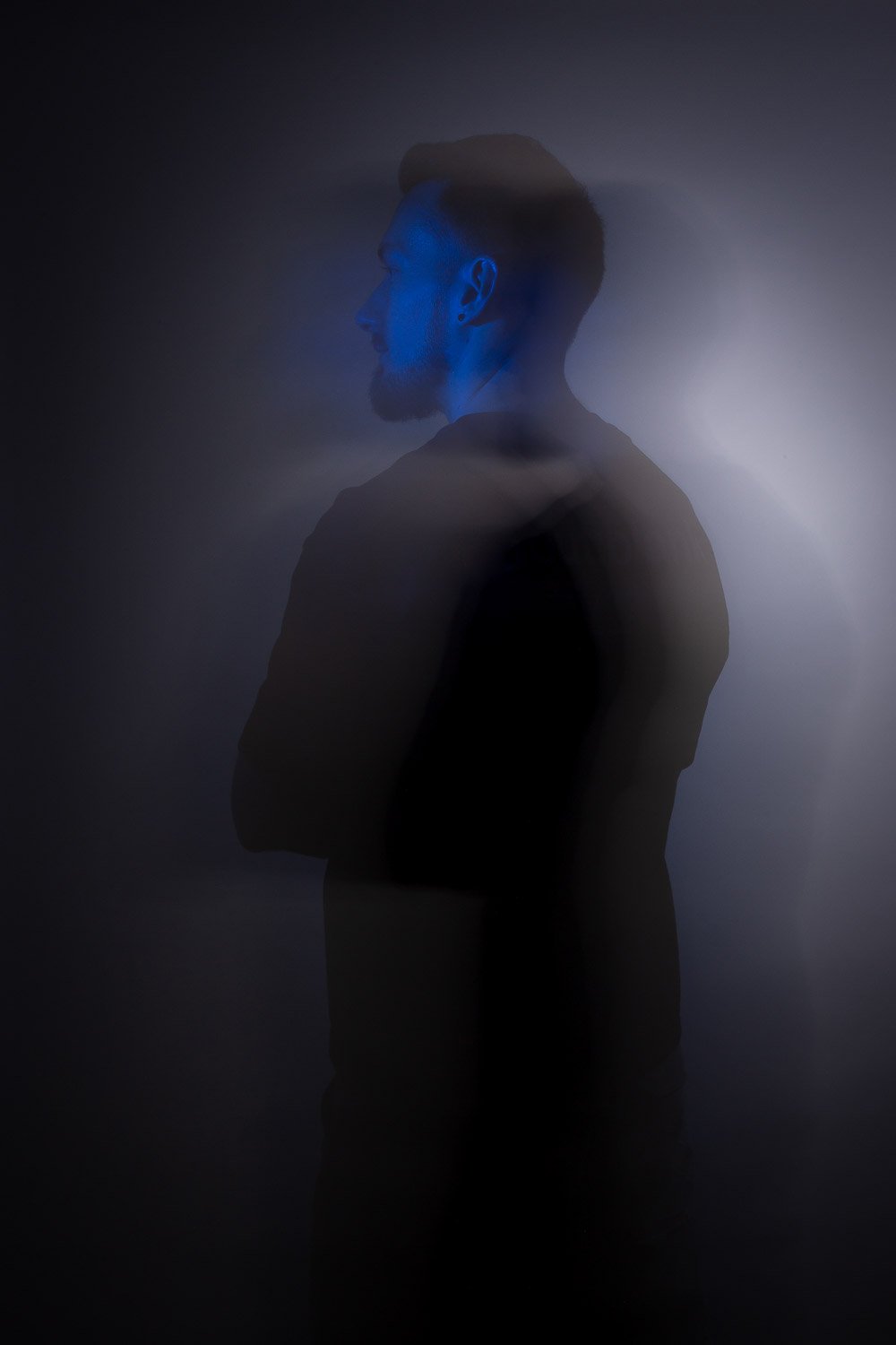 Homme lumière bleu en mouvement de dos
