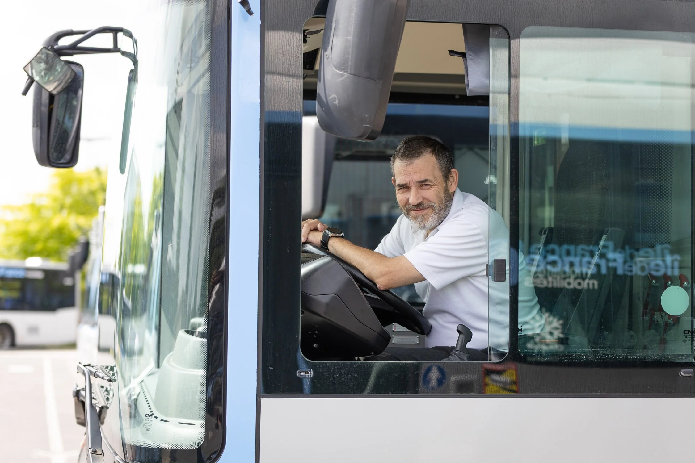 Chauffeur de bus souriant