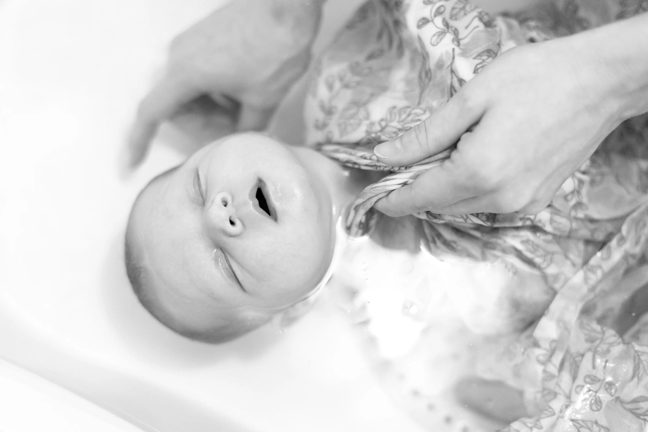 bébé relâchement bain sensoriel