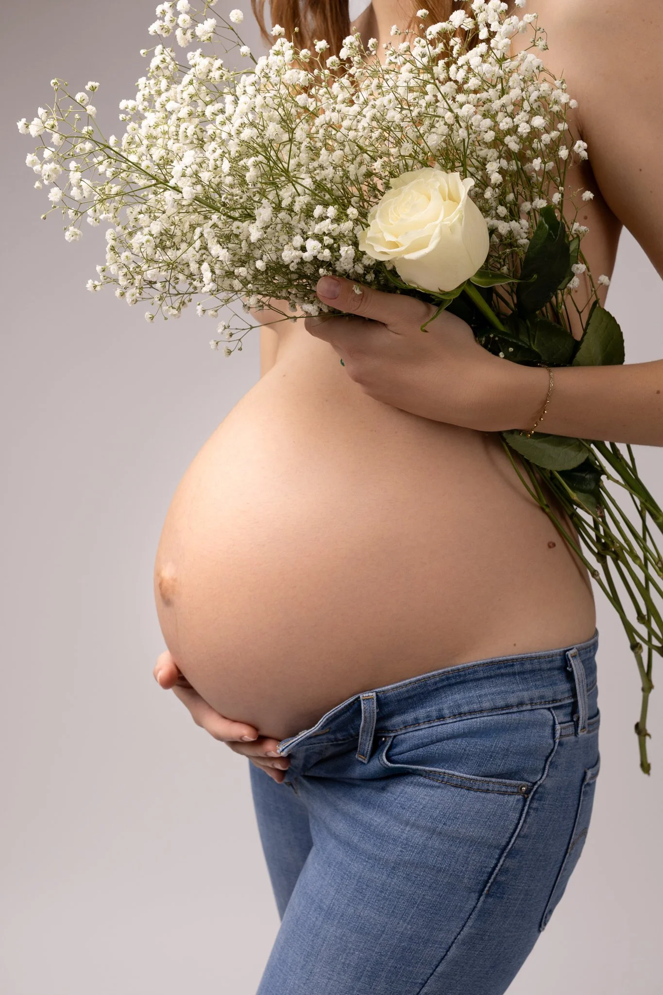 Séance photo grossesse Yvelines - ventre de future maman, fleur cachant la poitrine