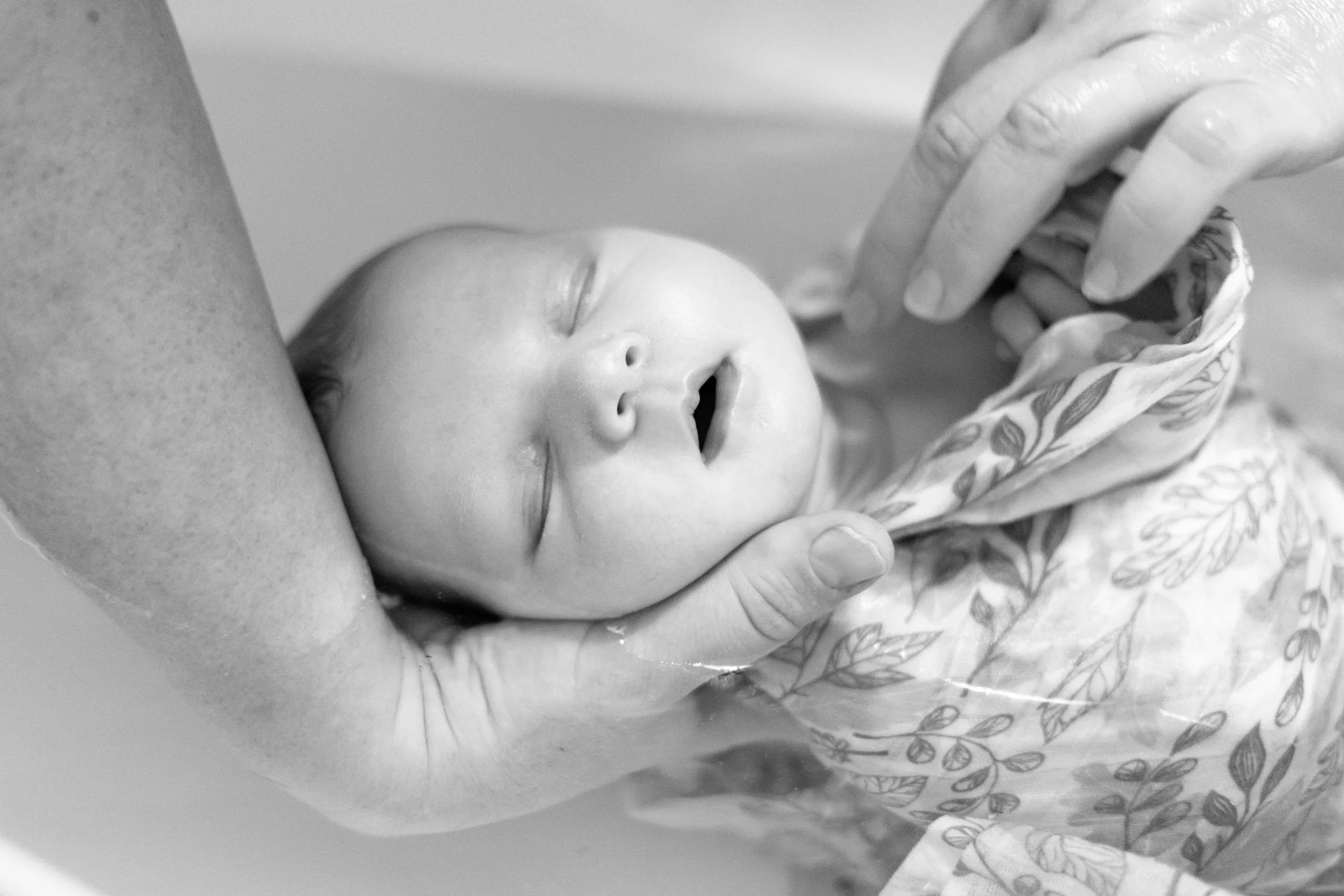 bébé tellement détendu dans son bain