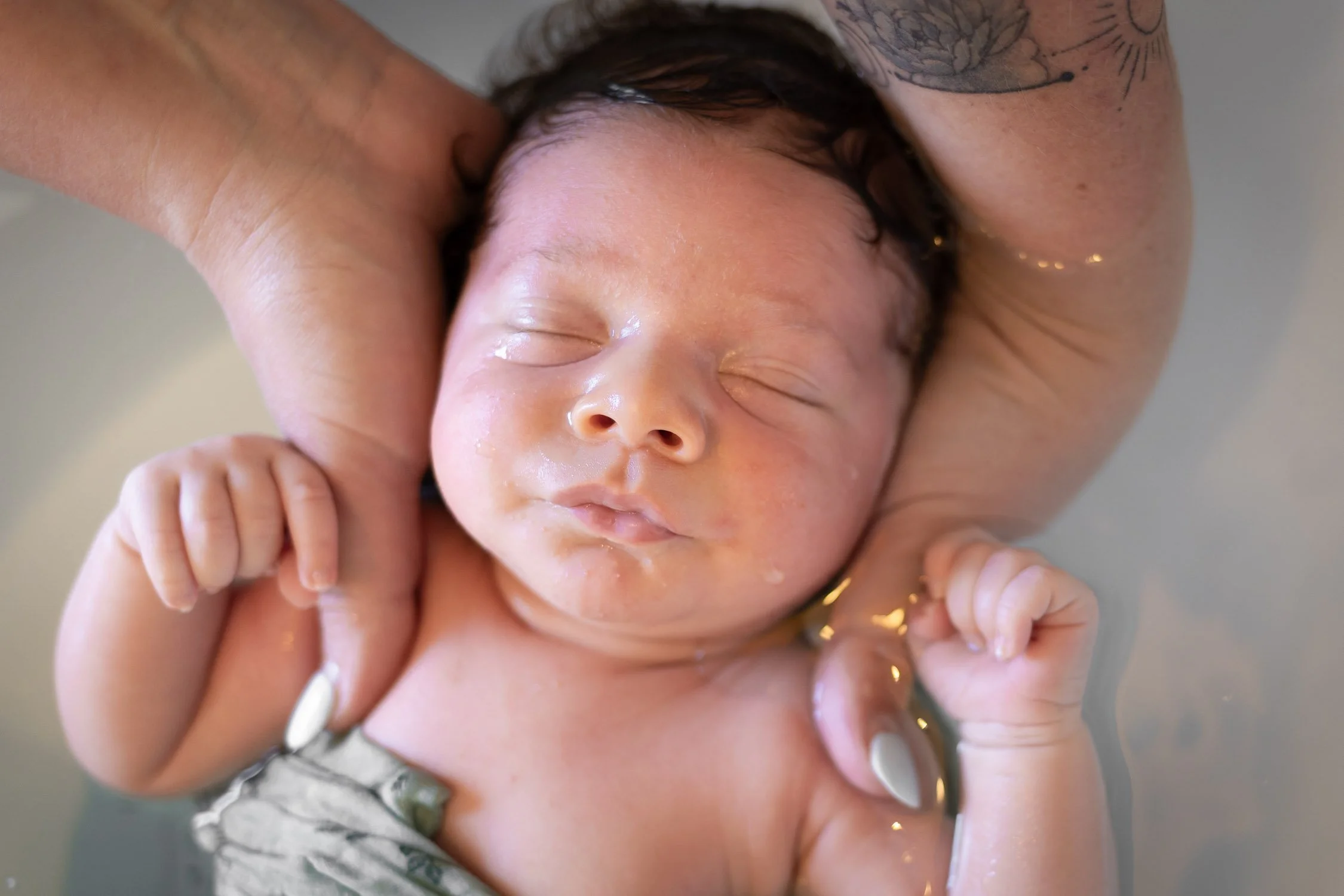 bébé détendu dans son bain thérapeutique
