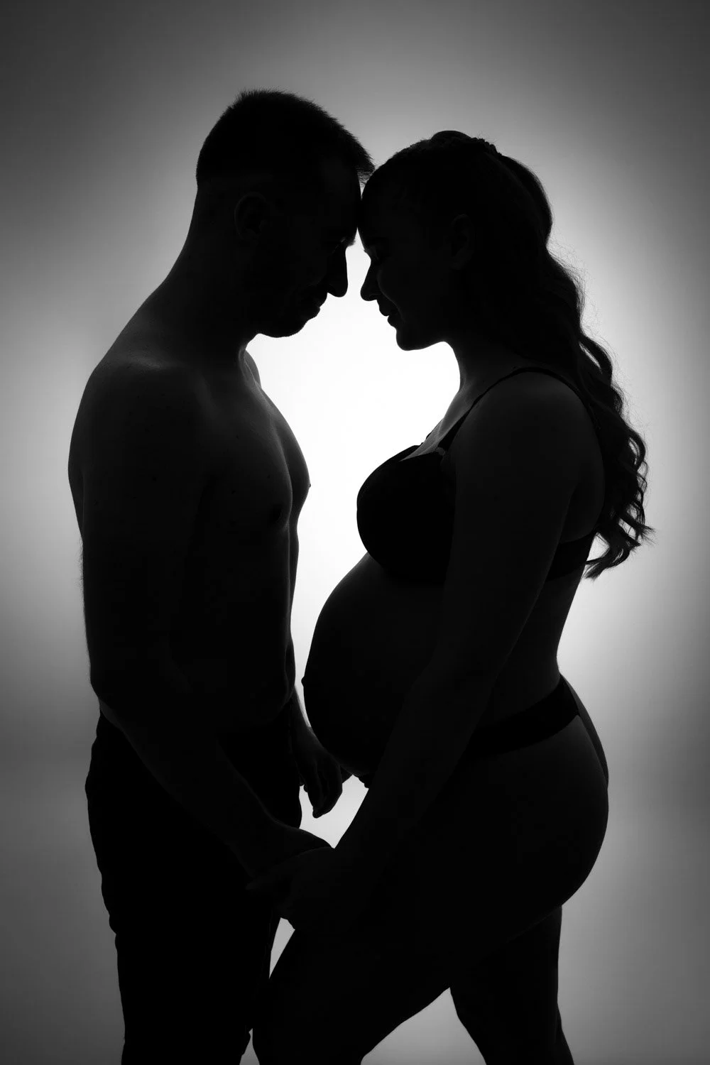 Séance photo grossesse Yvelines - futurs parents, fond halo, contre jour