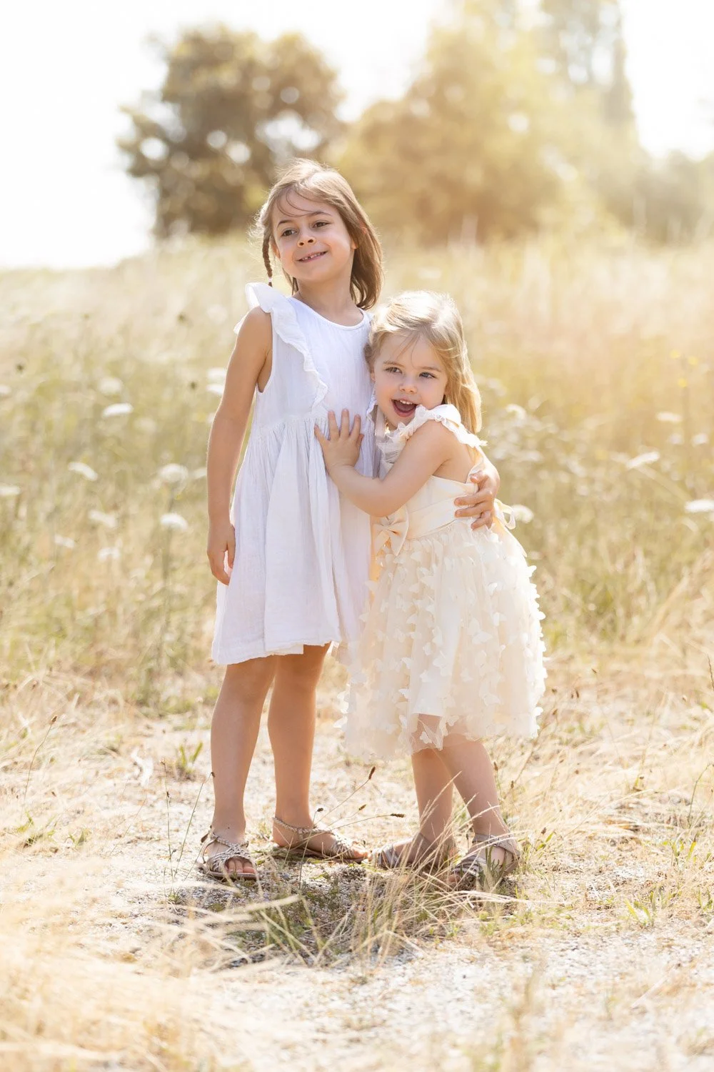 Séance photo famille en extérieur Yvelines – deux soeurs dans un champs