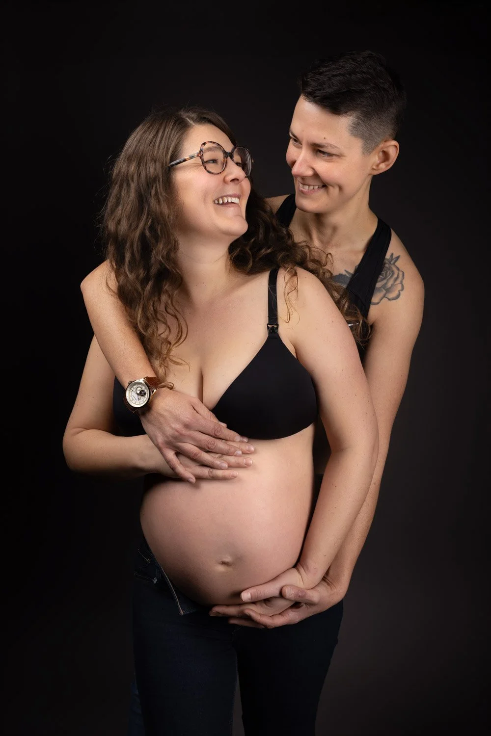 Séance photo grossesse Yvelines - 2 futures mamans, ventre nu, se regardent en souriant