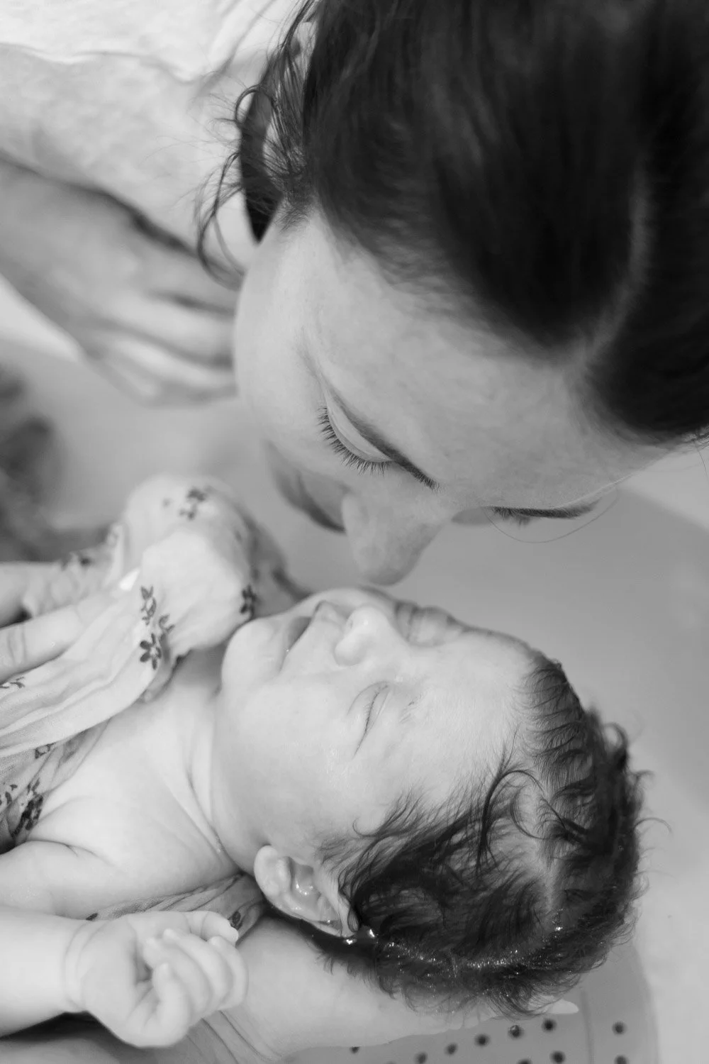 bébé proche de sa maman dans son bain