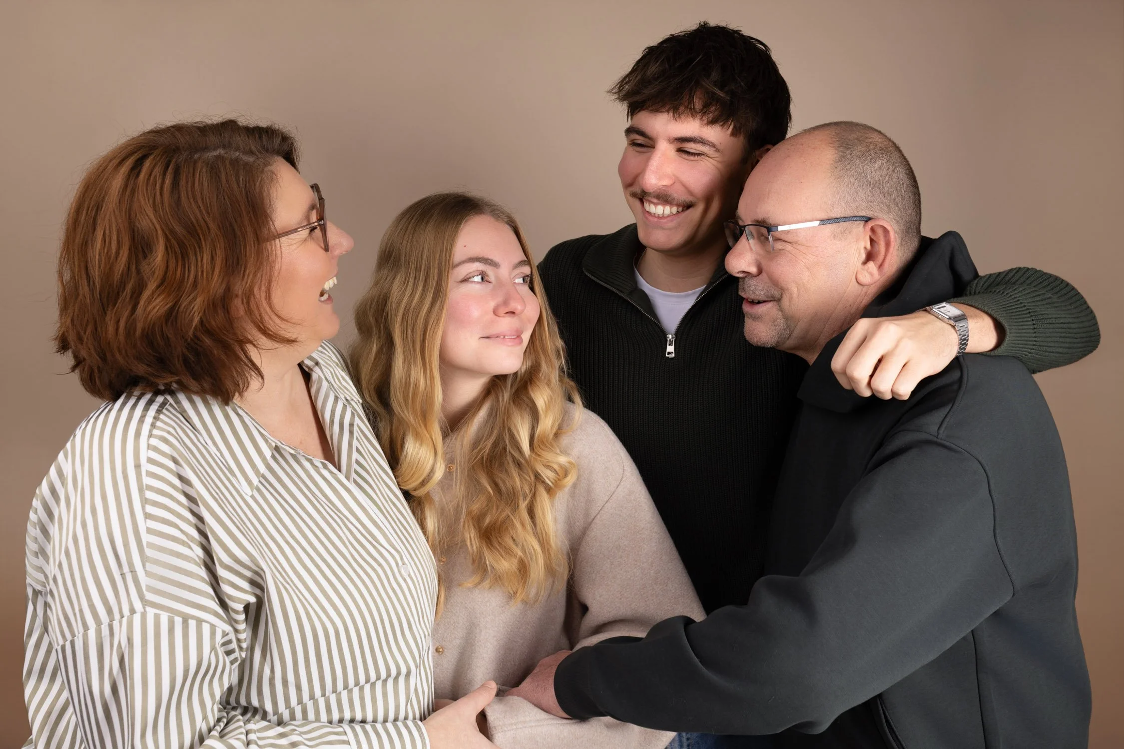 Séance photo famille Yvelines – famille de 4 se regardent en souriant