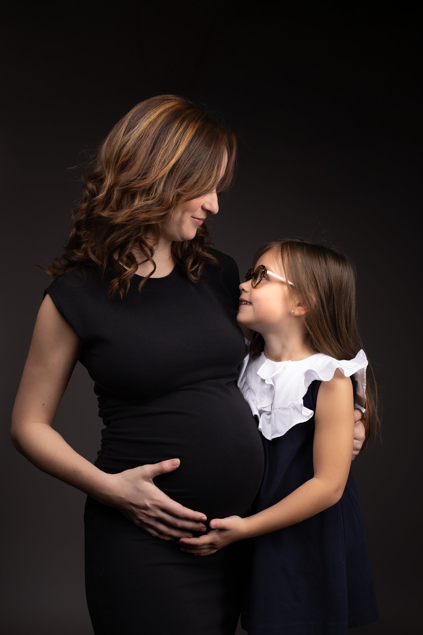 Séance photo grossesse Yvelines - future maman et son aînée se regardent