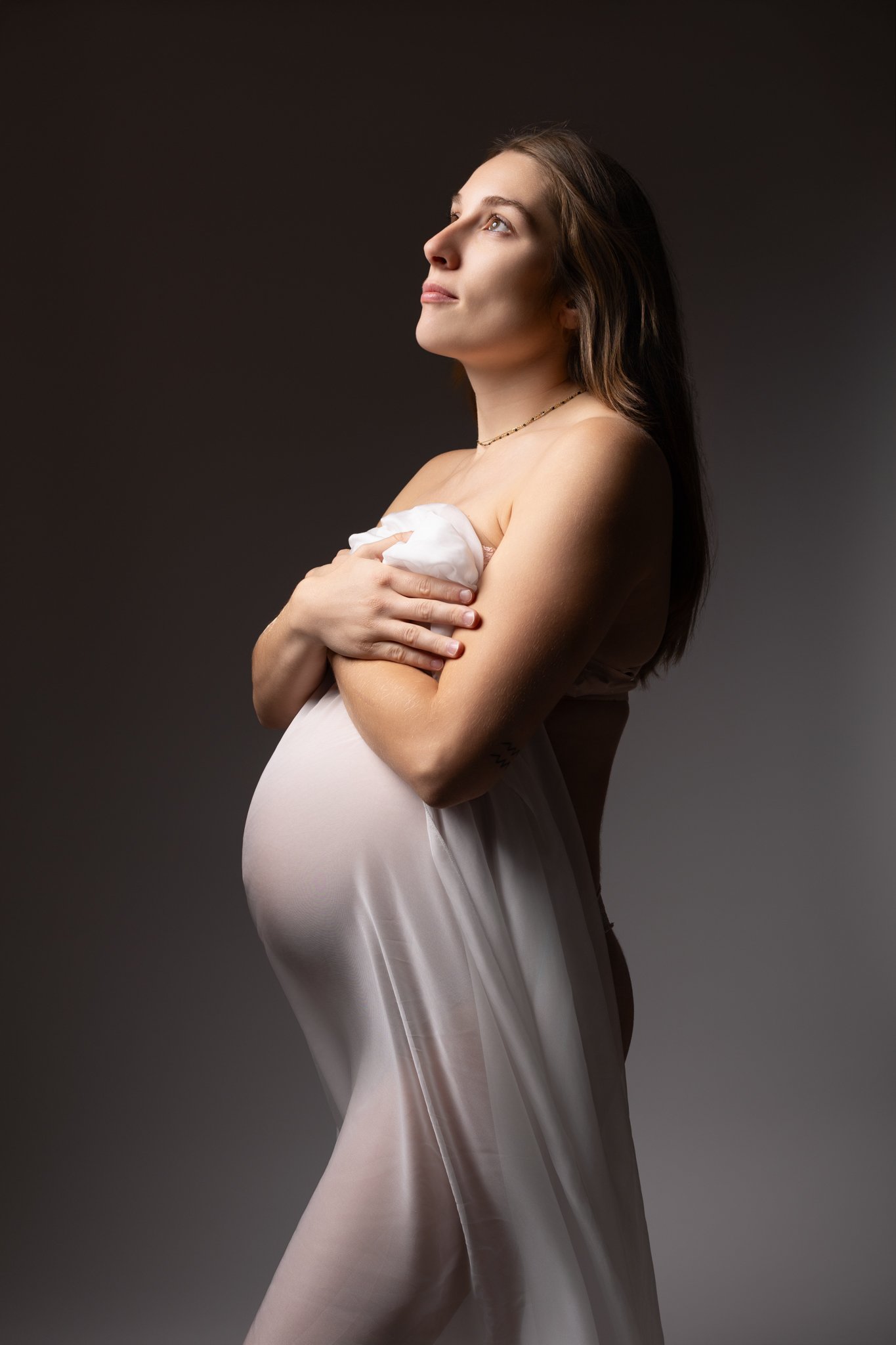 Séance photo grossesse Yvelines - future maman avec voile blanc 