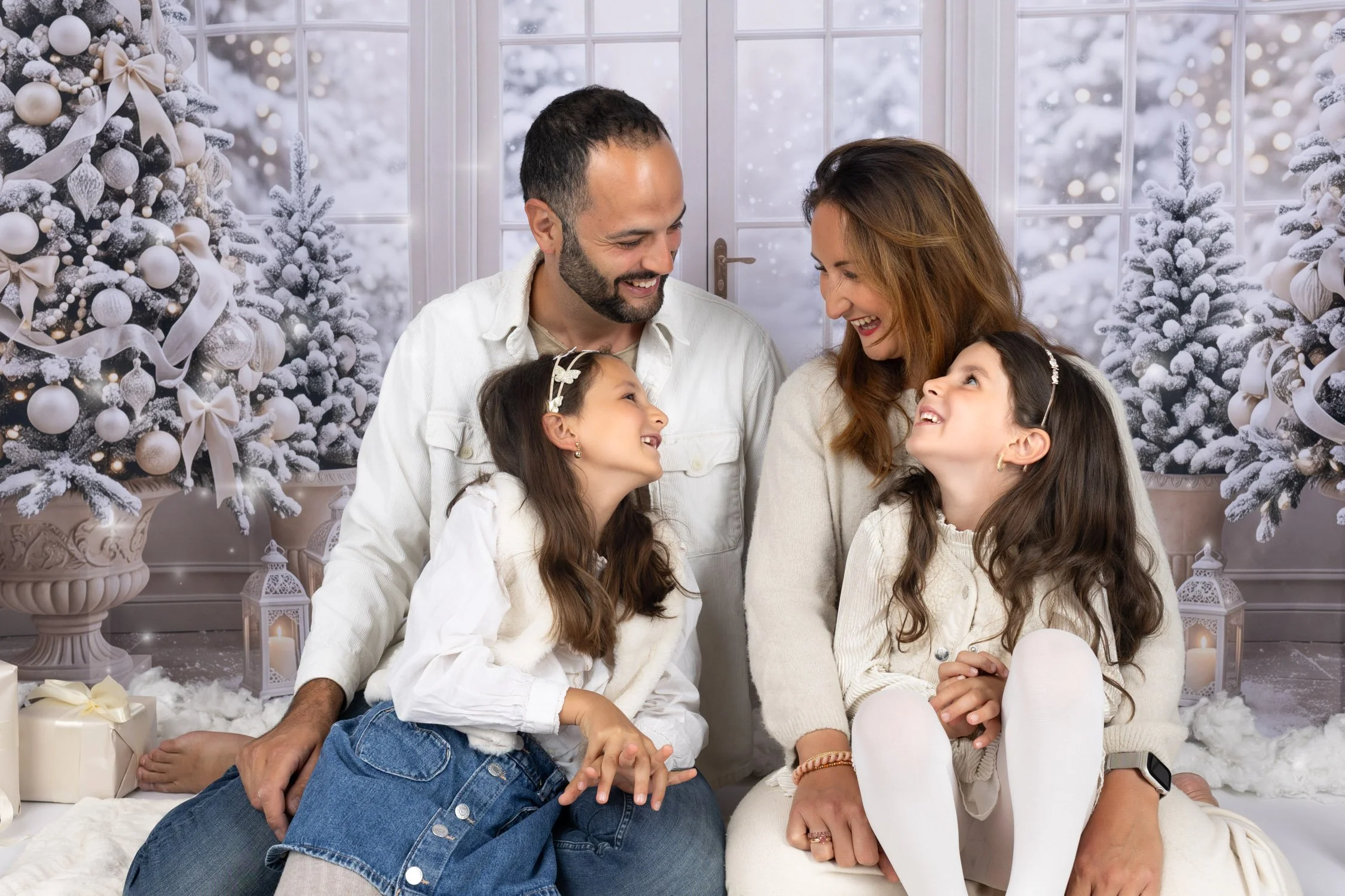 famille rigole photo de noël naturelle