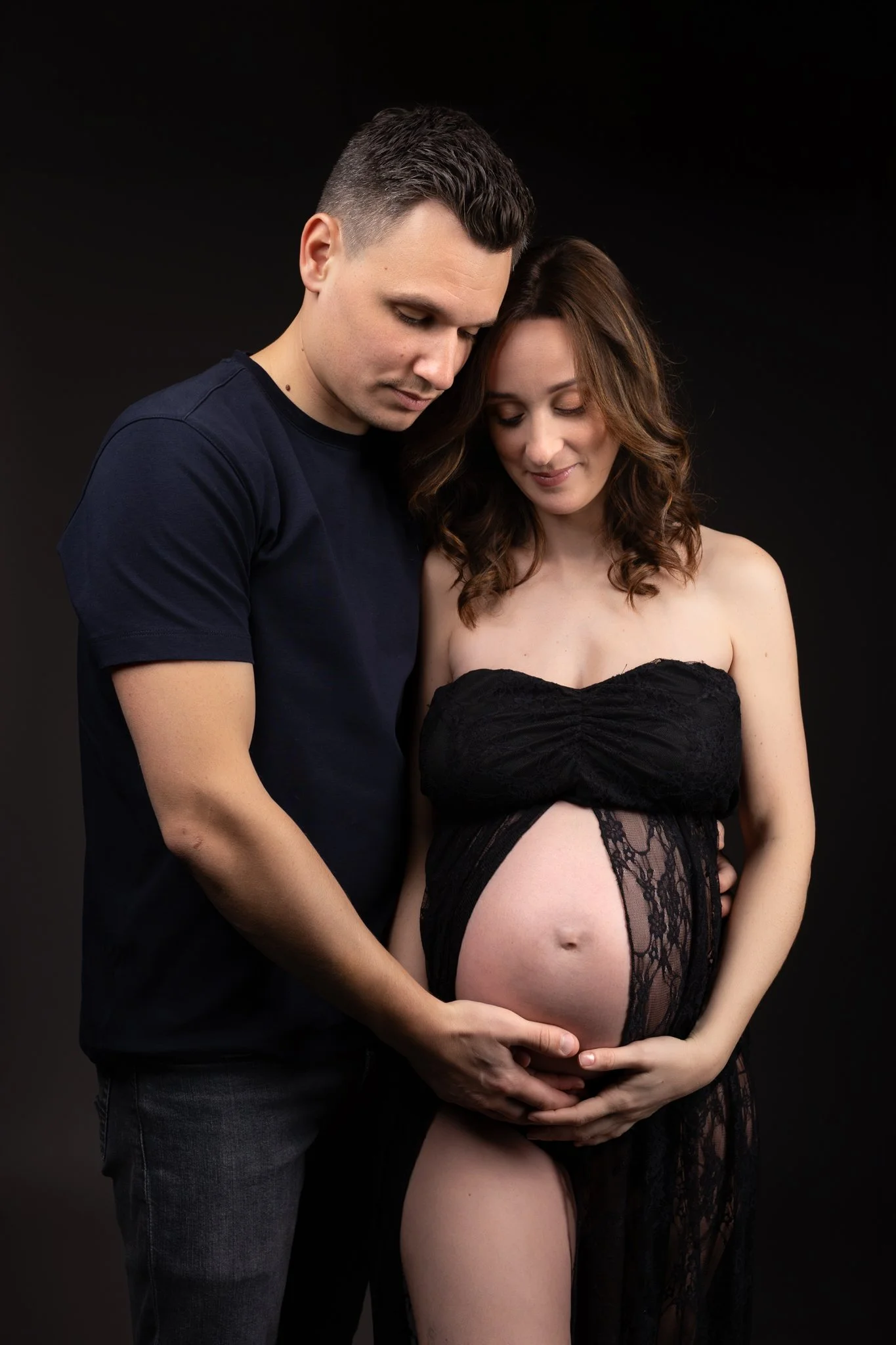 Séance photo grossesse Yvelines - future maman et le papa regards vers le ventre