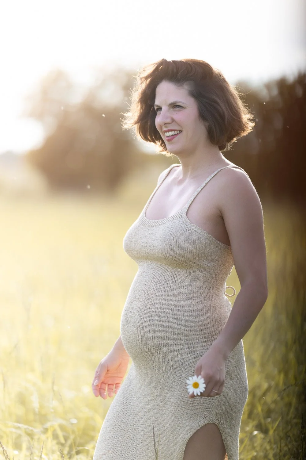 Séance photo grossesse Yvelines - future maman dans un champ couché de soleil