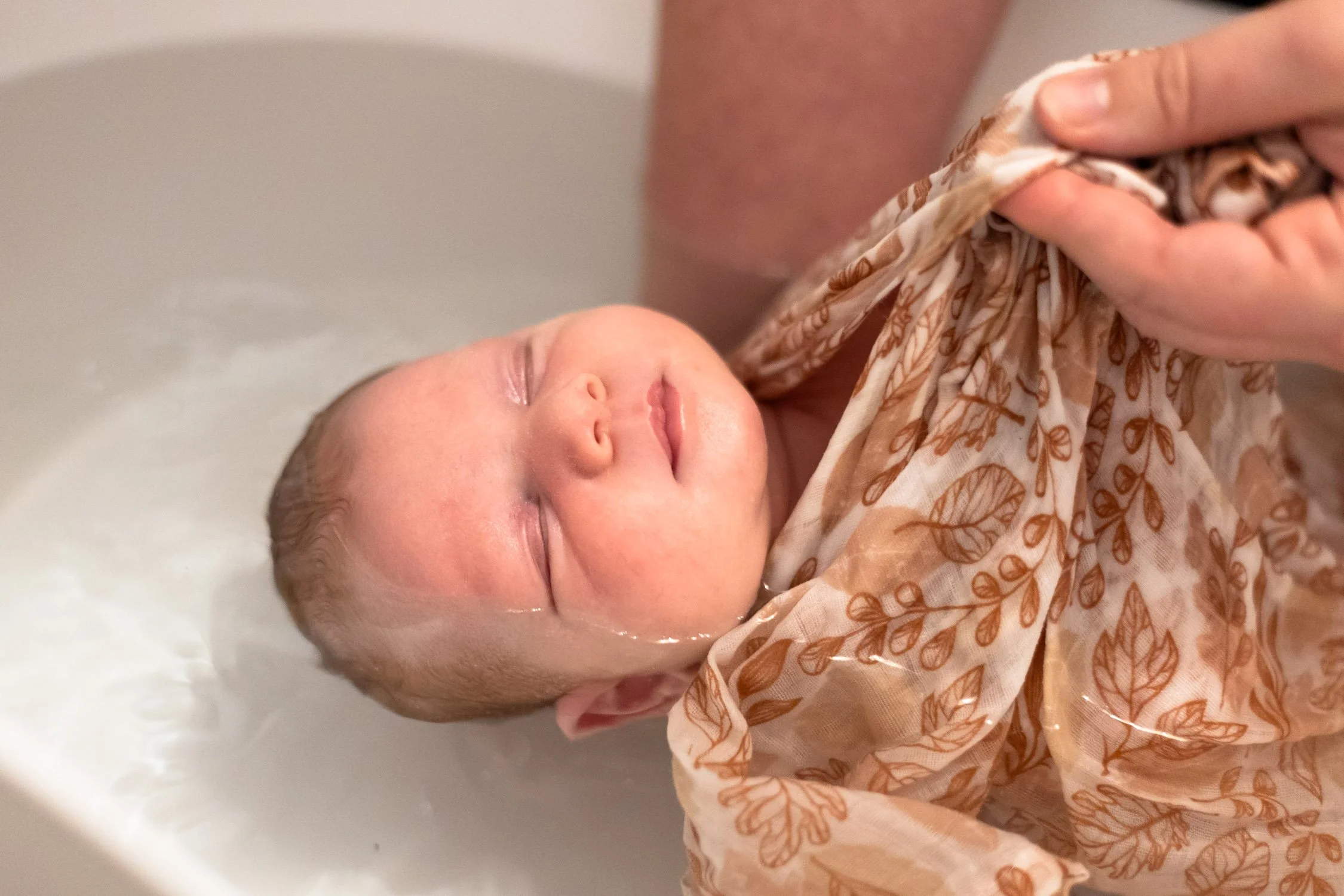 bébé détendu dans son bain