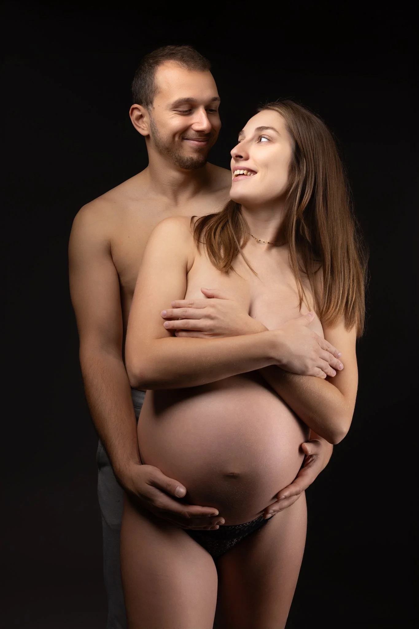 Séance photo grossesse Yvelines - futurs parents se regardent en souriant