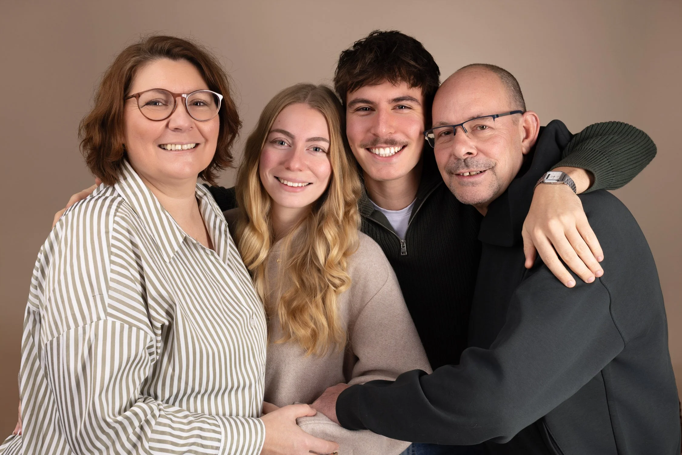 Séance photo famille Yvelines – famille enlacé froid beige chaleureux 