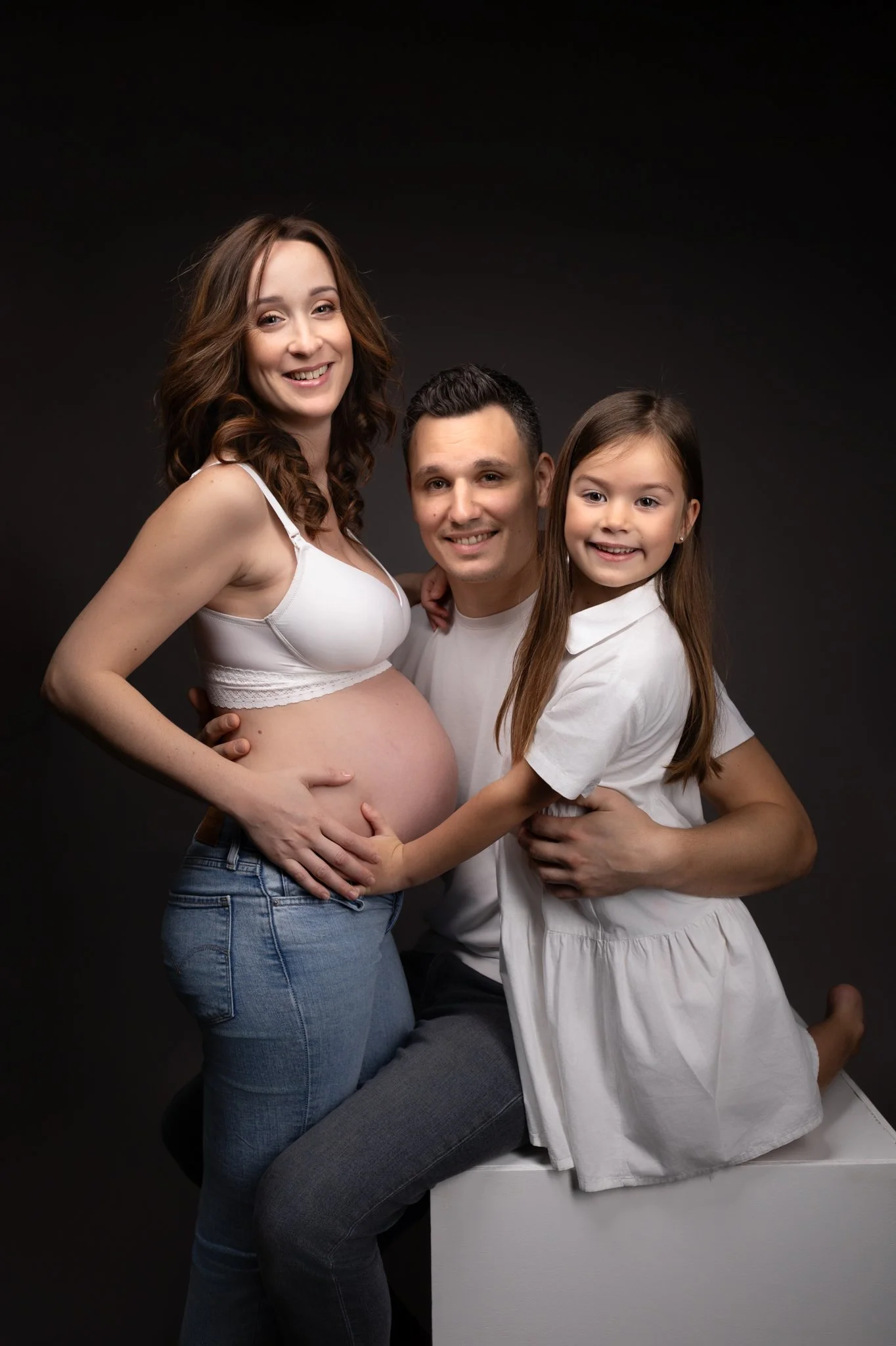 Séance photo grossesse Yvelines - future maman avec l'aînée et le papa habillés de blanc 