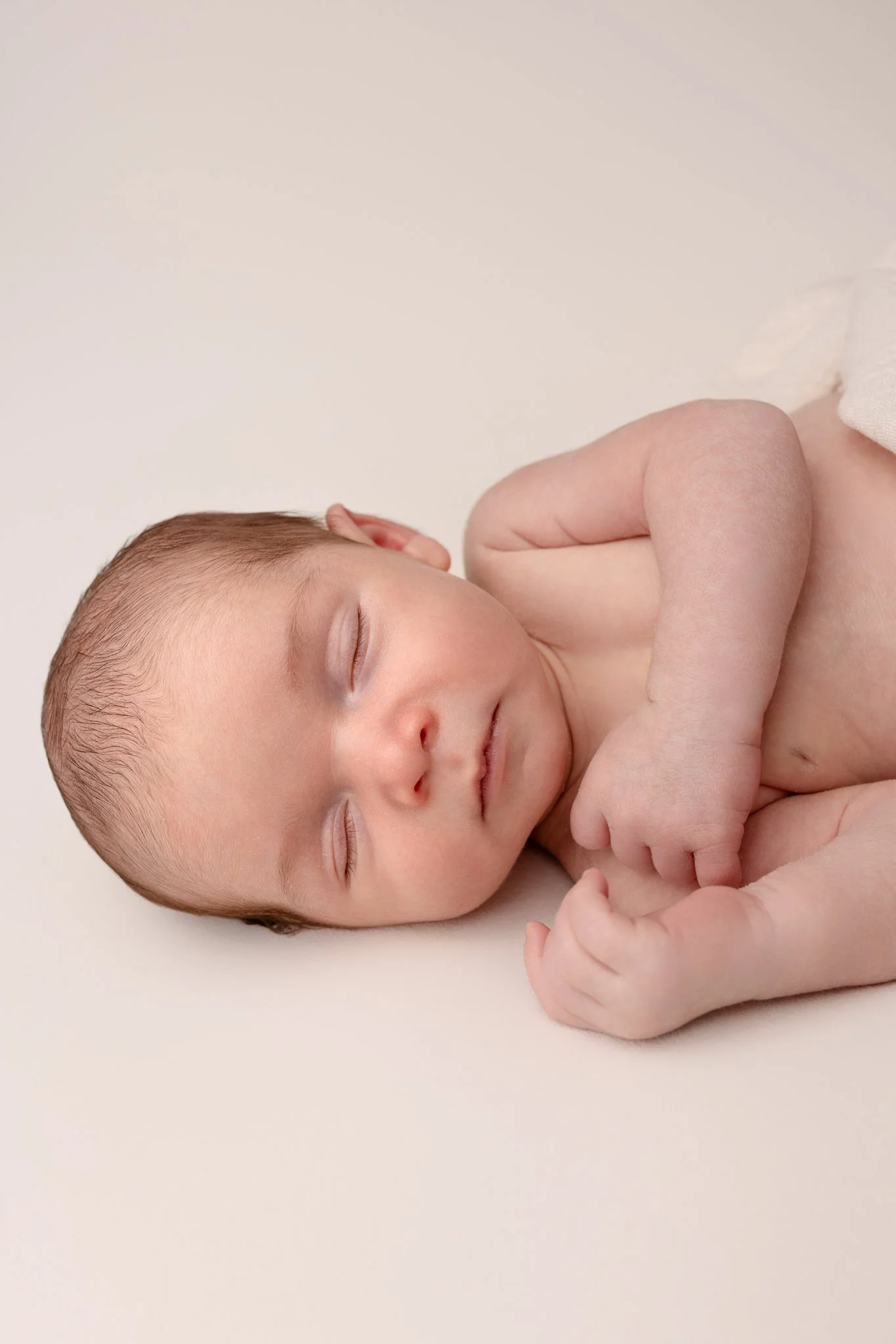 Séance photo naissance Yvelines - bébé endormi de côté