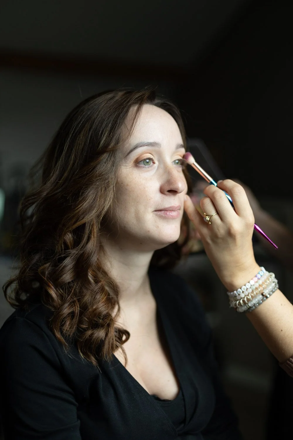 Femme en cours de mise en beauté avant son shooting