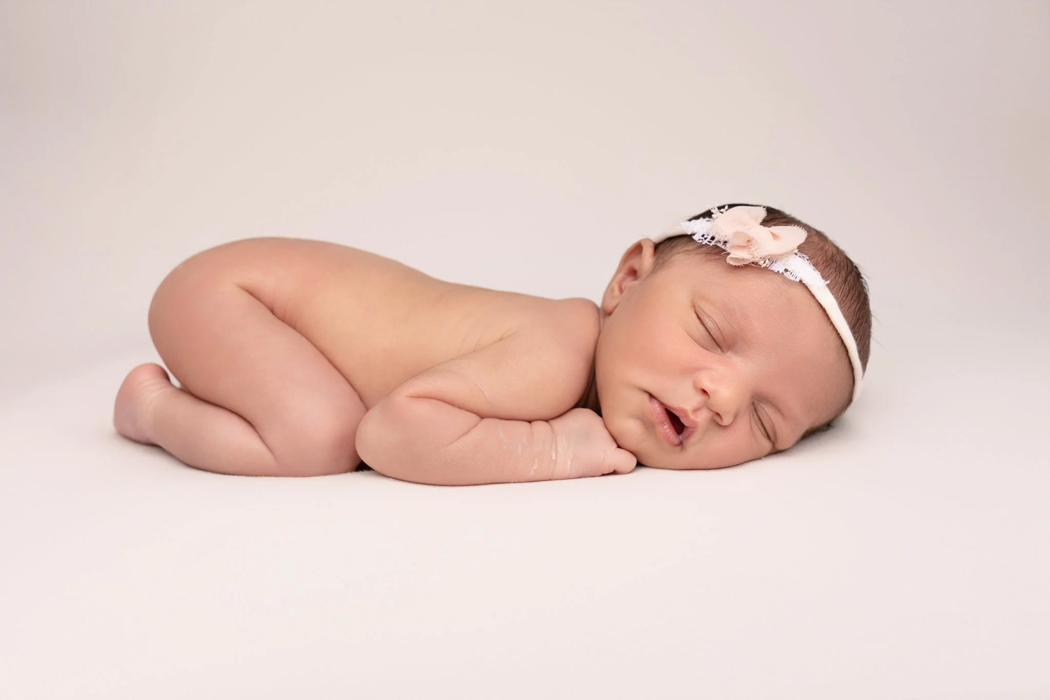 Séance photo naissance Yvelines - bébé endormi à plat ventre