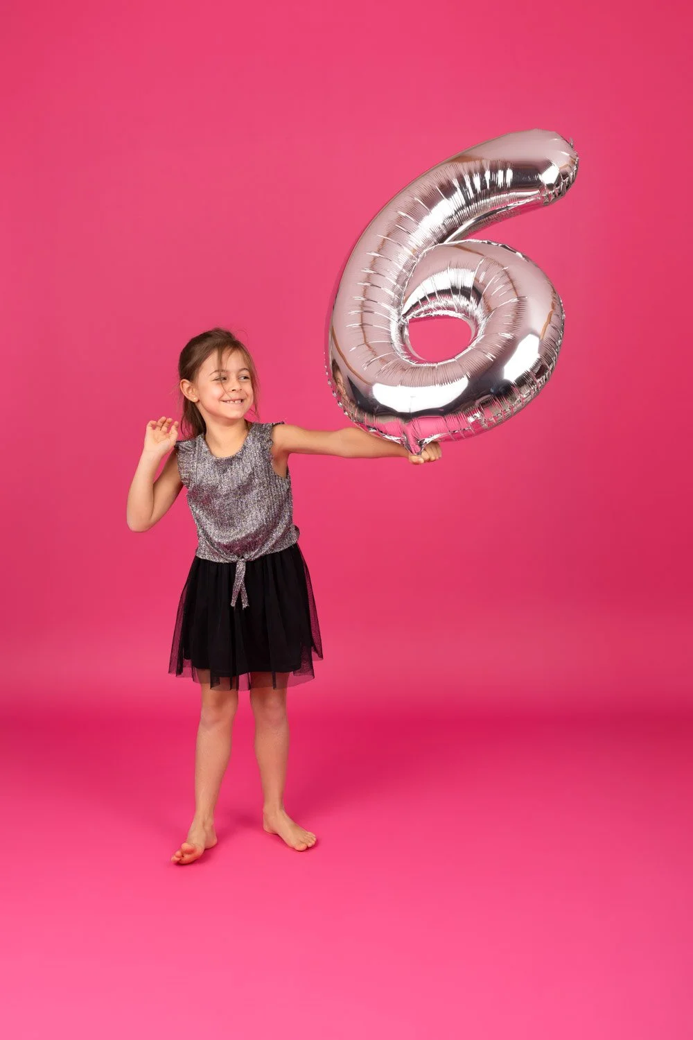 Petite fille de 6 ans avec son ballon 6 helium pour son anniversaire