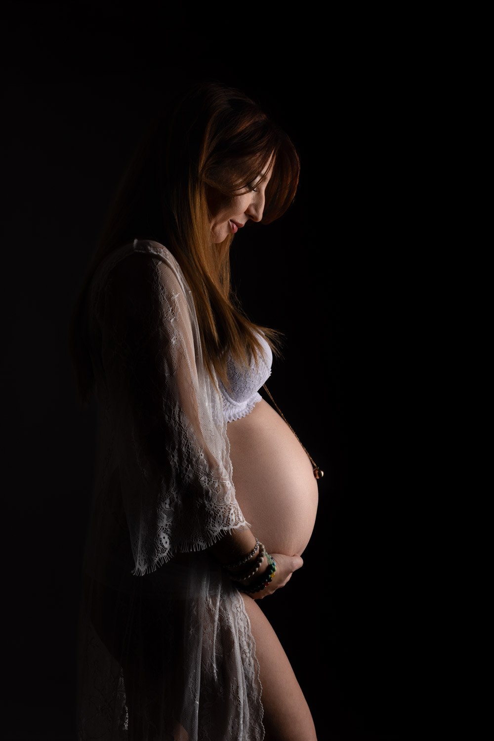 Séance photo grossesse Yvelines - future maman en clair obscur, kimono en dentelle blanche