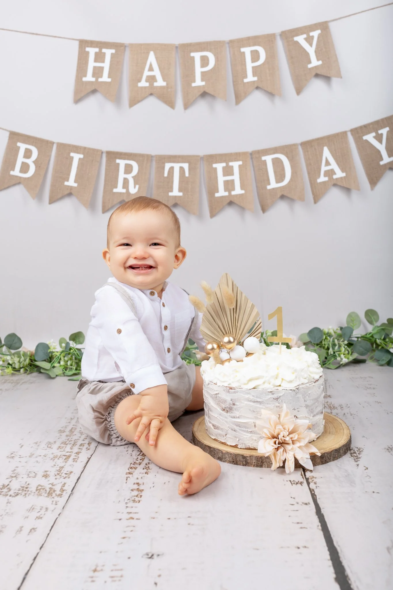 Séance photo anniversaire Yvelines - décor naturel, petit garçon avec son gâteau