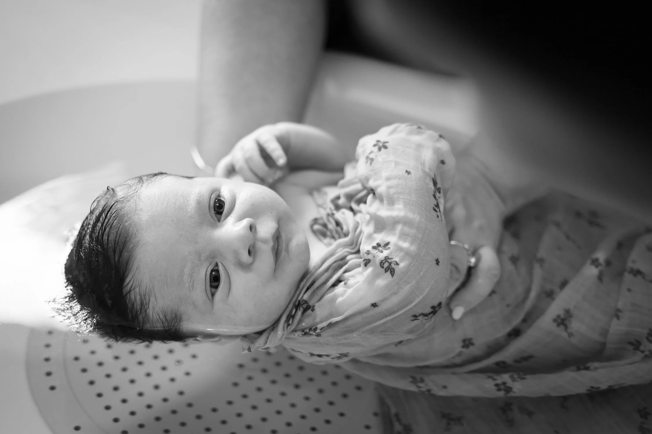 bébé regard vers sa maman dans son bain