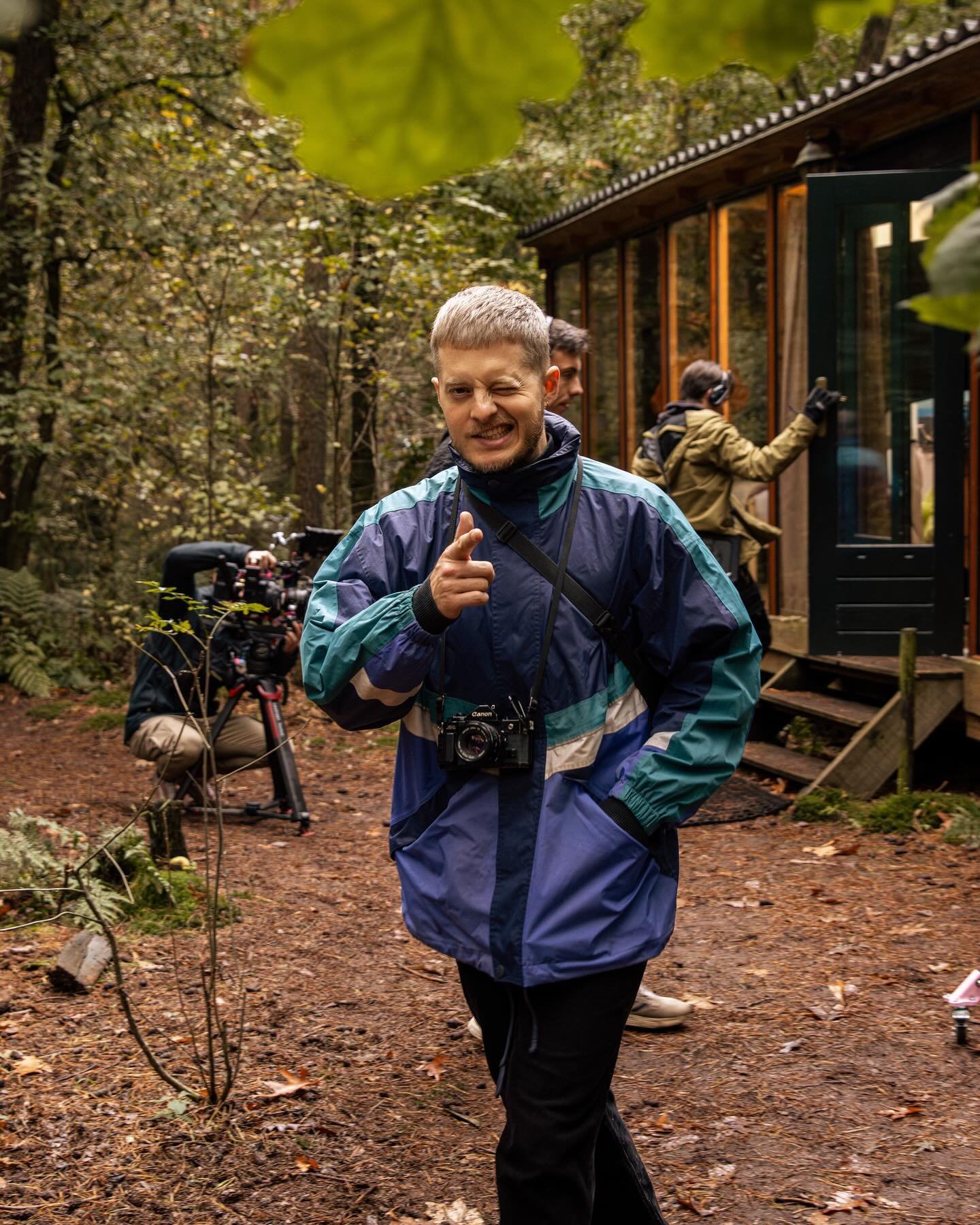 Der Kurzfilm &bdquo;tiny lovestory&ldquo; befindet sich gerade in der Postproduktion 🎞️✂️ W&auml;hrend dessen hat die wunderbare @lindavangraeve die Crew mit BTS-Fotos beliefert 🙌🏼

Dank @merlinmorzeck , @mariusmilinski &amp; mir haben sich evtl. 