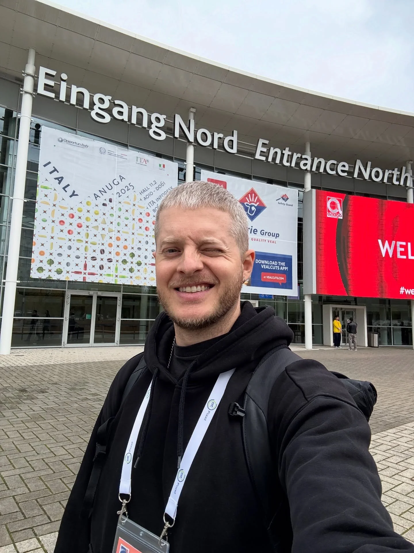 Oktober Recap 🍂

1: Neuer Tag, neue Messe 📸
2: L&ouml;wen siegen sehen 🦁
3: Wiesn 🫶🏼
4: Uuuuund noch ne Messe 😄
5: Quality-time mit den Dimmers 😇
6: Immer mit gaaaaanz leichtem Gep&auml;ck unterwegs 🫠
7: Zur wahren Fortuna, geht immer 🏟️
8: 