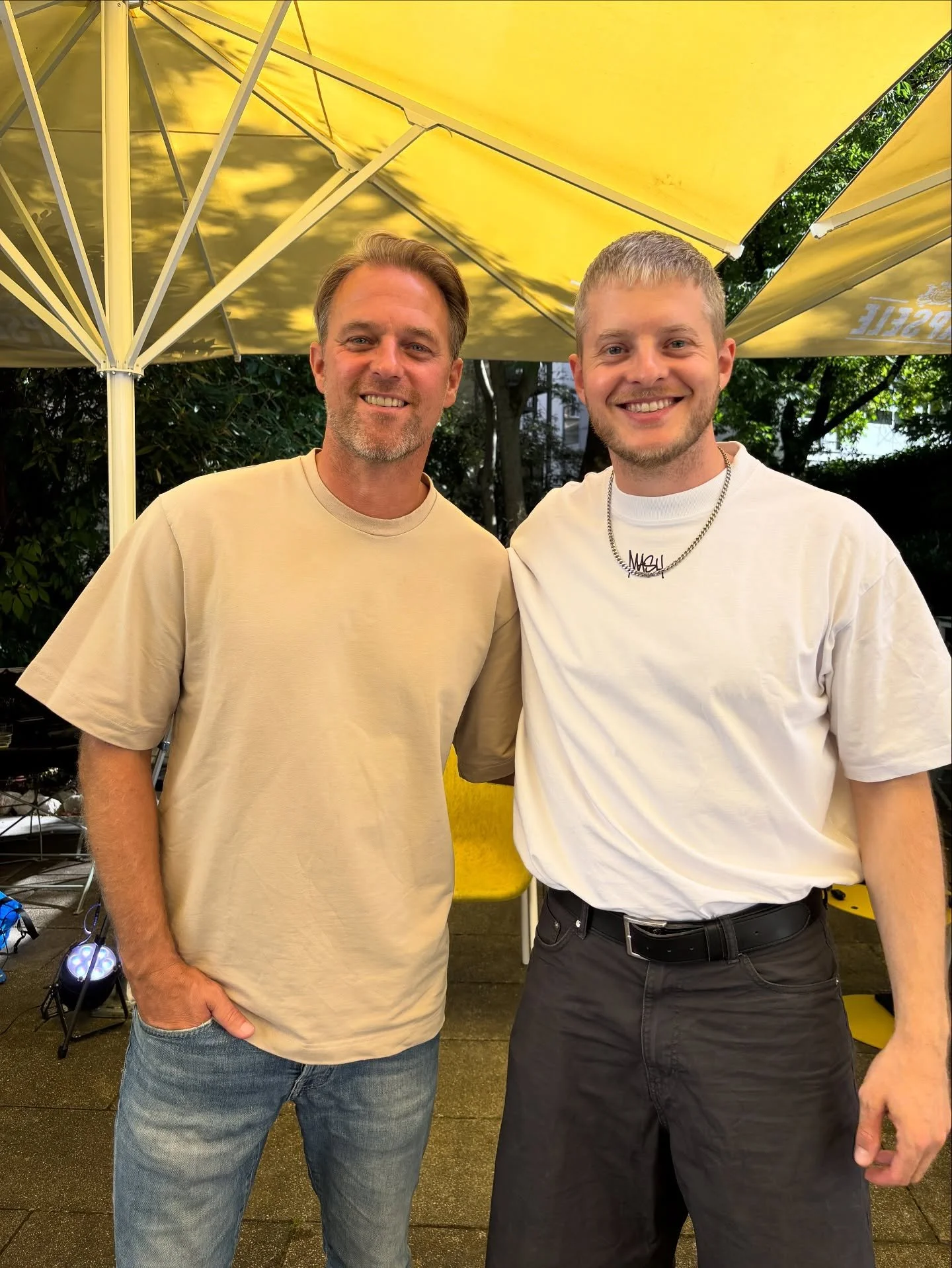 September Reeeeeeeecap 🍂
1. Stets auf der Suche nach Ex-Schalkern 💙🤍
2. Jef&ouml;&ouml;&ouml;&ouml;&ouml;&ouml;hl
3. Therapie-Sessions 🤗
4. Umz&uuml;ge mit den Jungs 📦
5. K&ouml;ln 🤝🏼 Sport
6. 26 private &amp; 46 berufliche Reisen 2025 (bis je