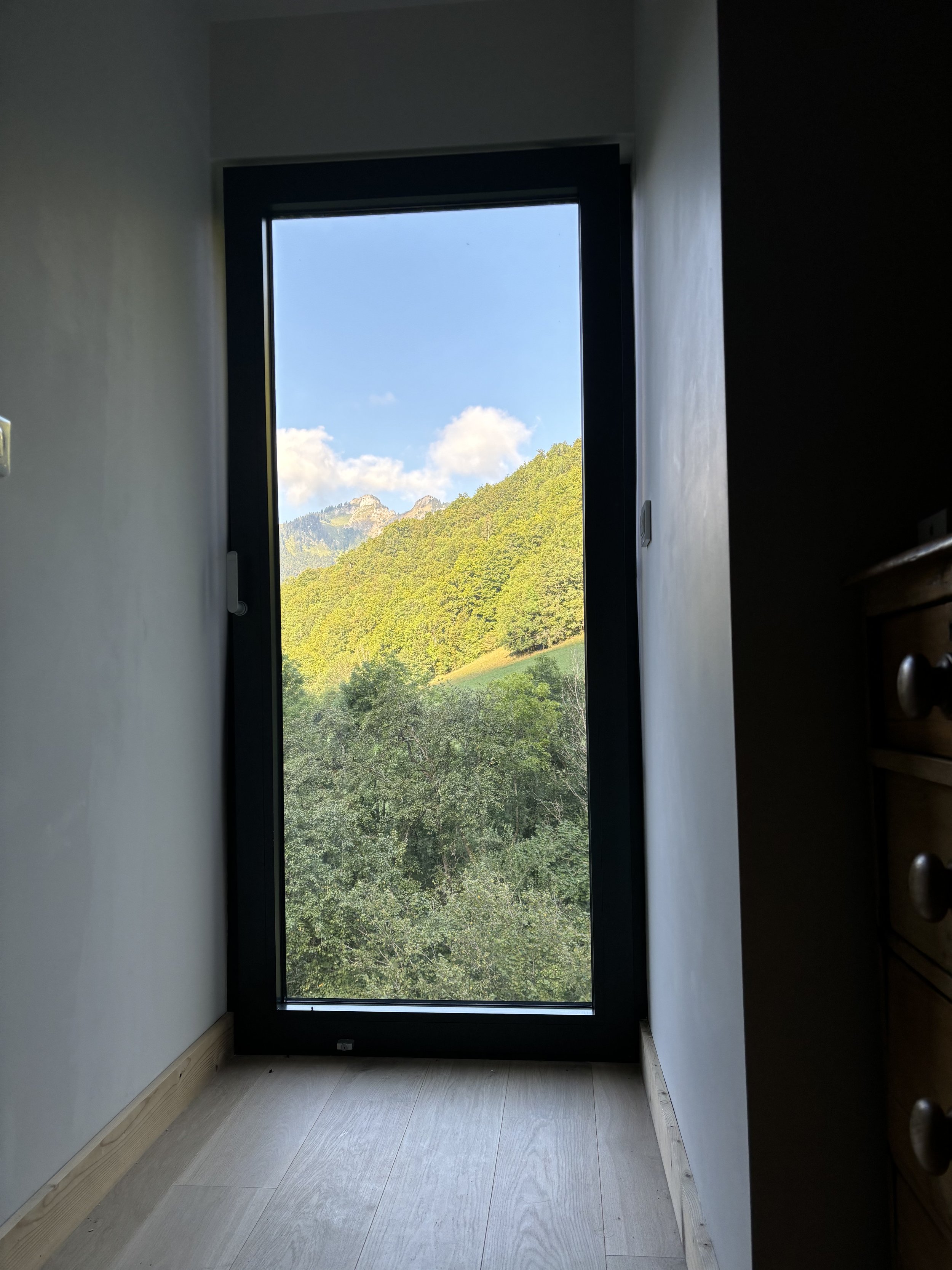 Pop out box window at the front which spanned the original overhang, allowing a view of the mountains.