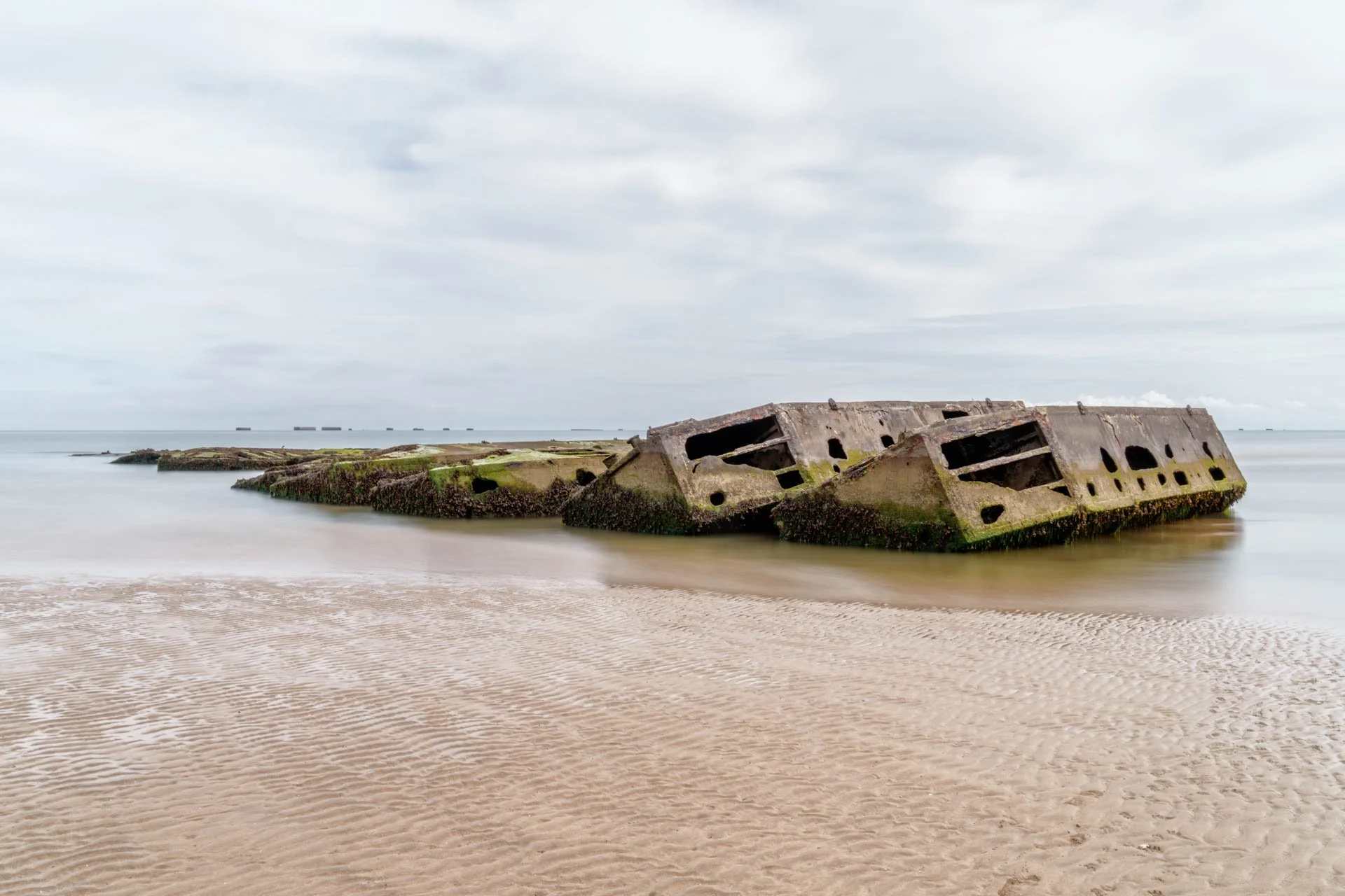 1944 - LDKphoto - Port artificiel d'Arromanches - 04.jpg