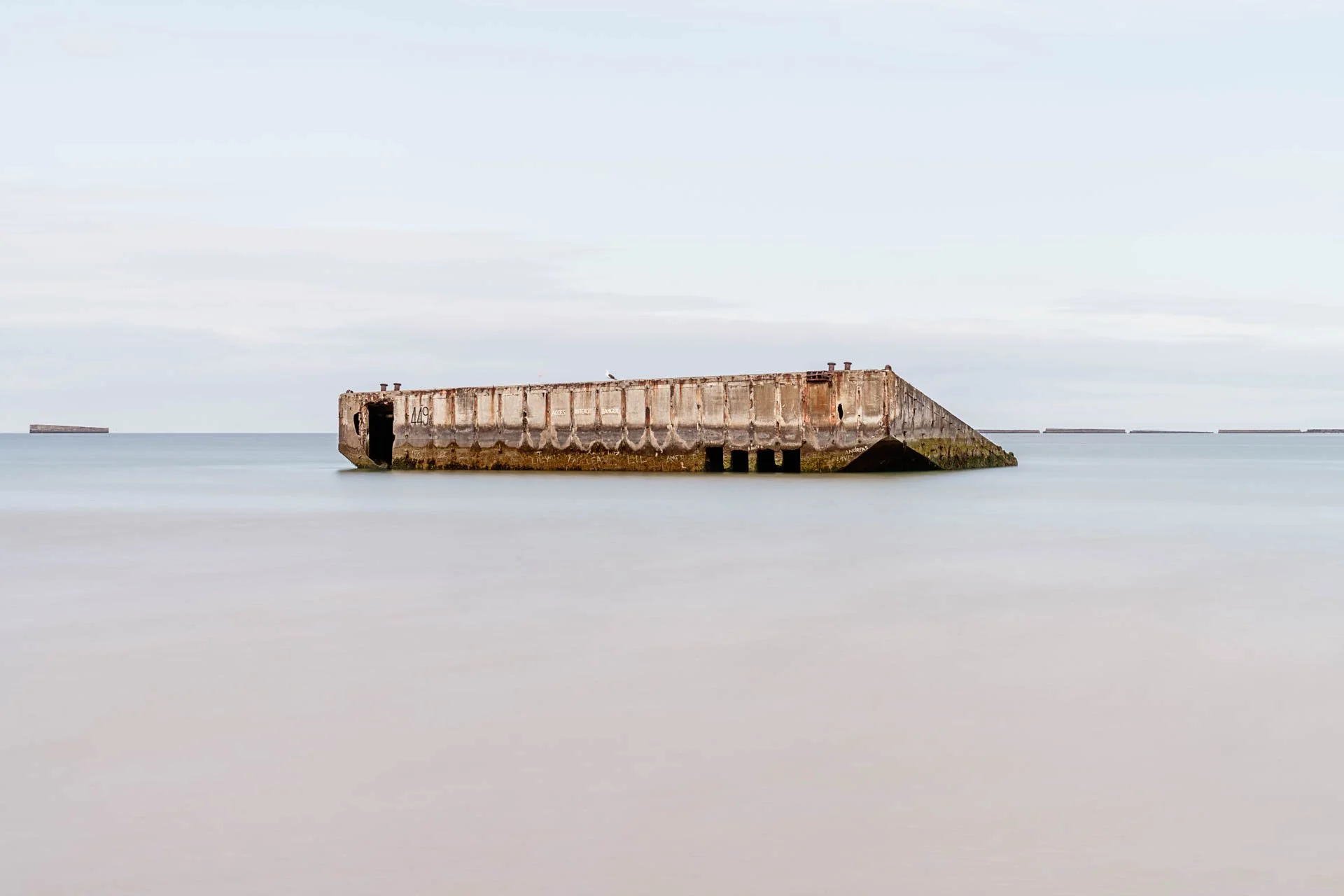 1944 - LDKphoto - Port artificiel d'Arromanches - 02.jpg