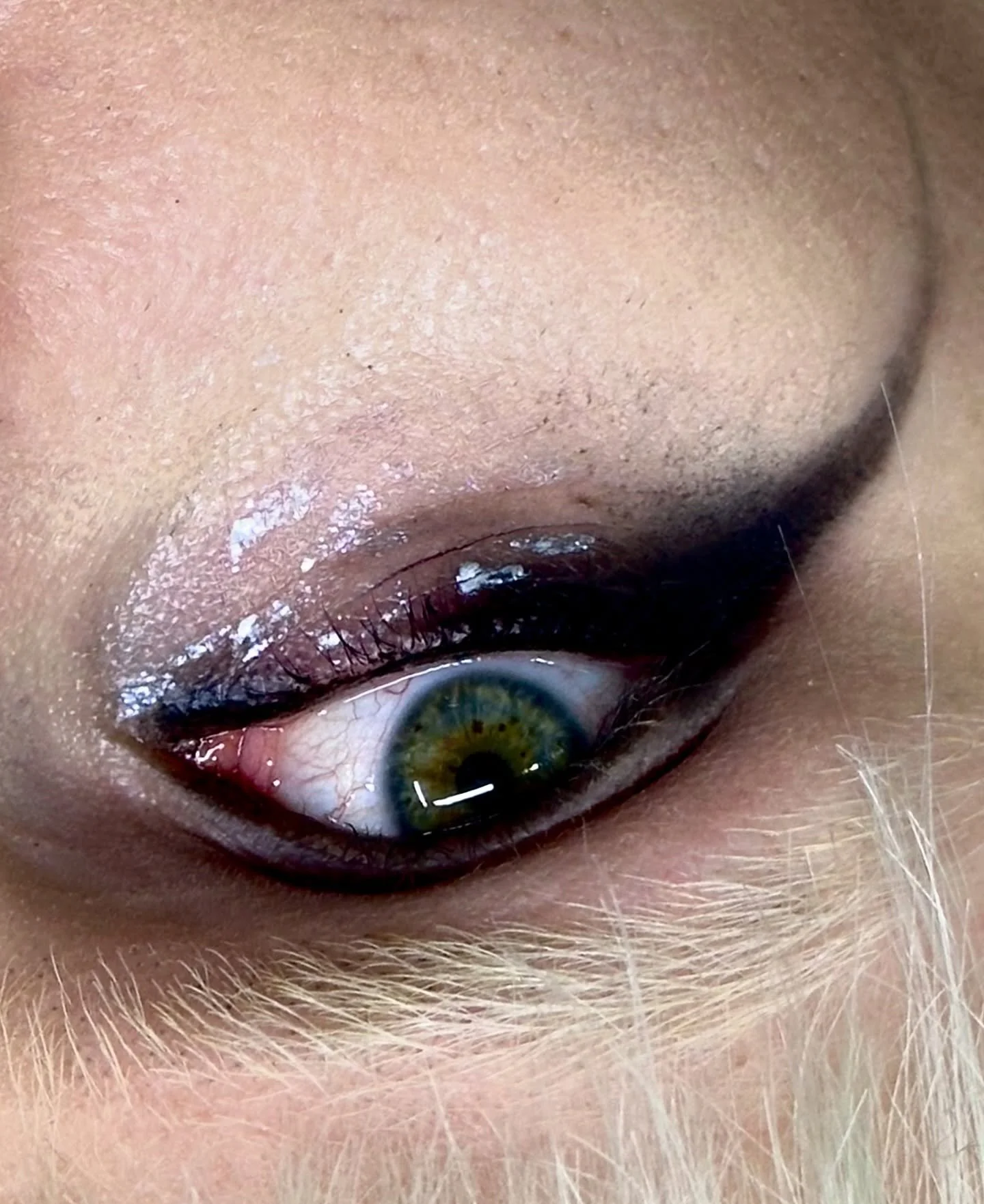 π¦
Makeup on @palomawiegand 
Black @nablacosmetics cupid arrow
Silver @nyxcosmetics glowshots