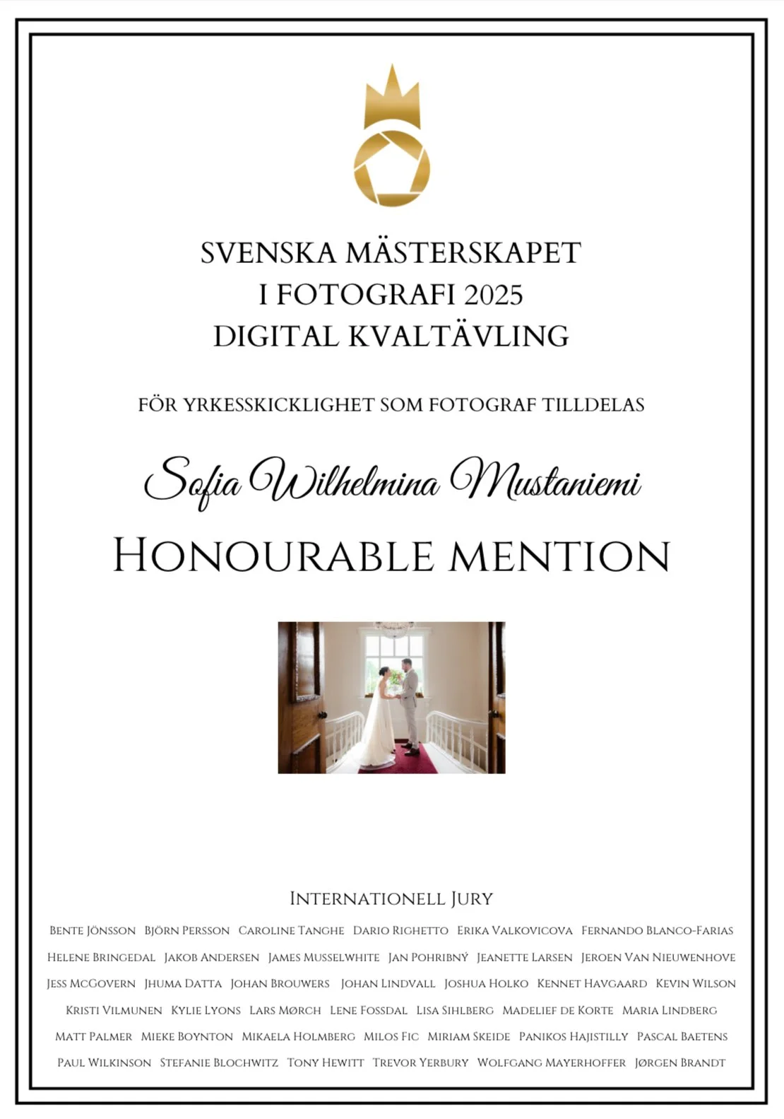 Diplom för Svenska Mästerskapet i Fotografi 2025, digital kvaltävling, tilldelad till Sofia Wilhelmina Mustaniemi, med ett foto av ett brudpar i ett rum.